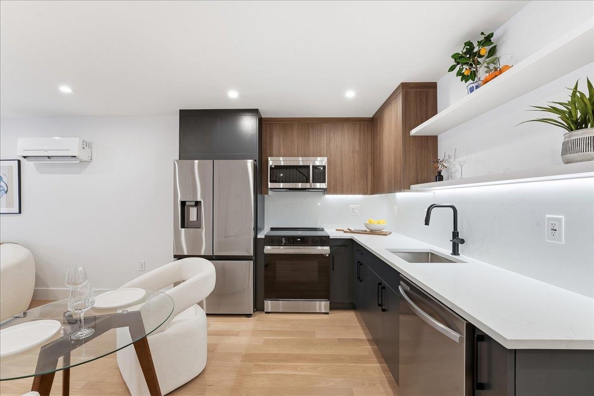 105 LAIDLAW AVE Unit: 4