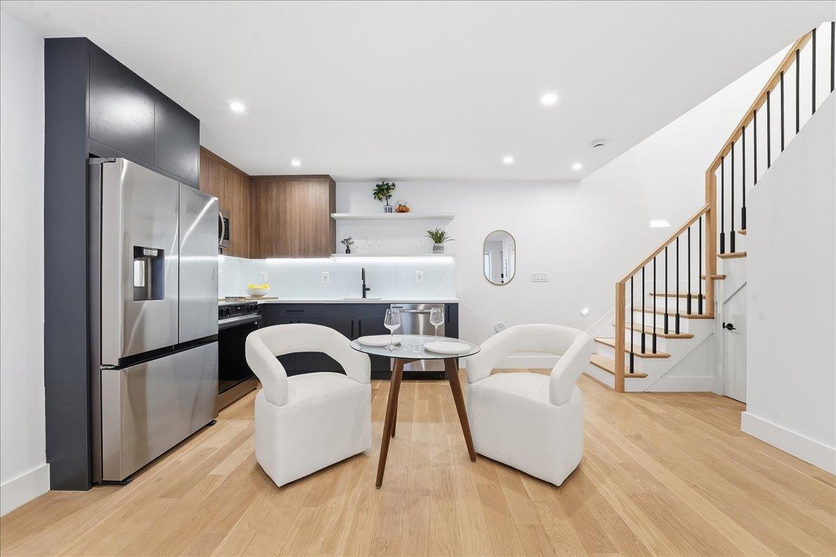 105 LAIDLAW AVE Unit: 4