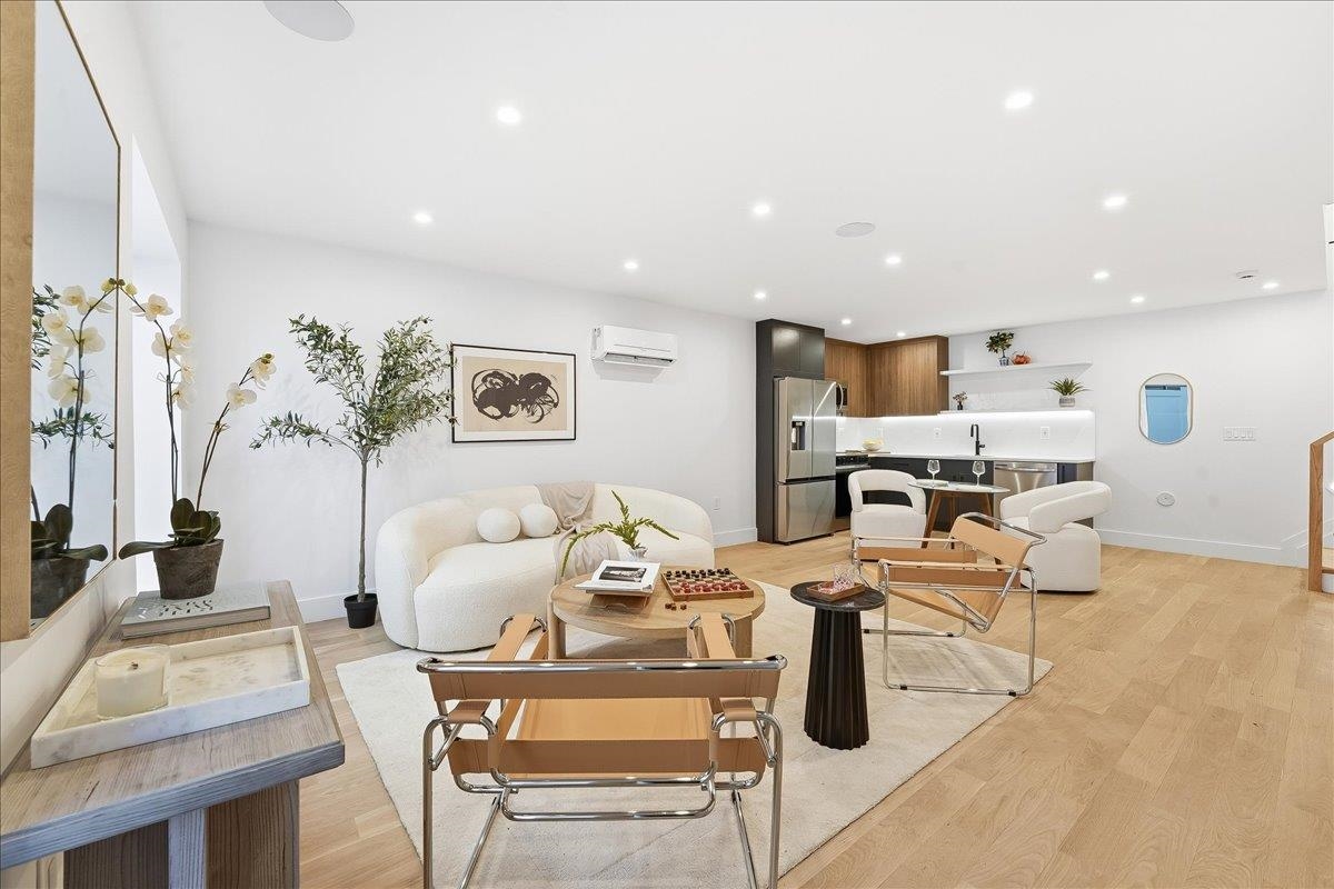 105 LAIDLAW AVE Unit: 4