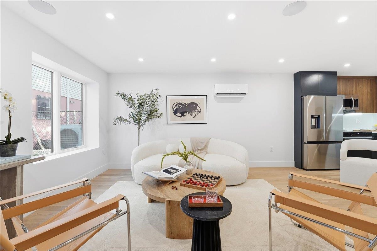 105 LAIDLAW AVE Unit: 4