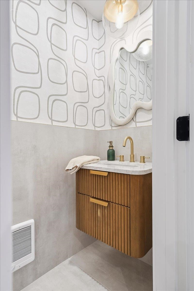 105 LAIDLAW AVE Unit: 4