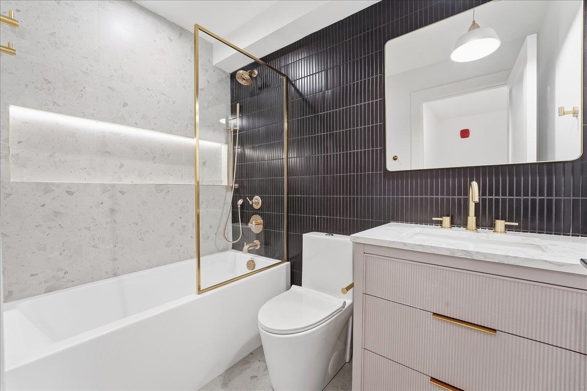 105 LAIDLAW AVE Unit: 4