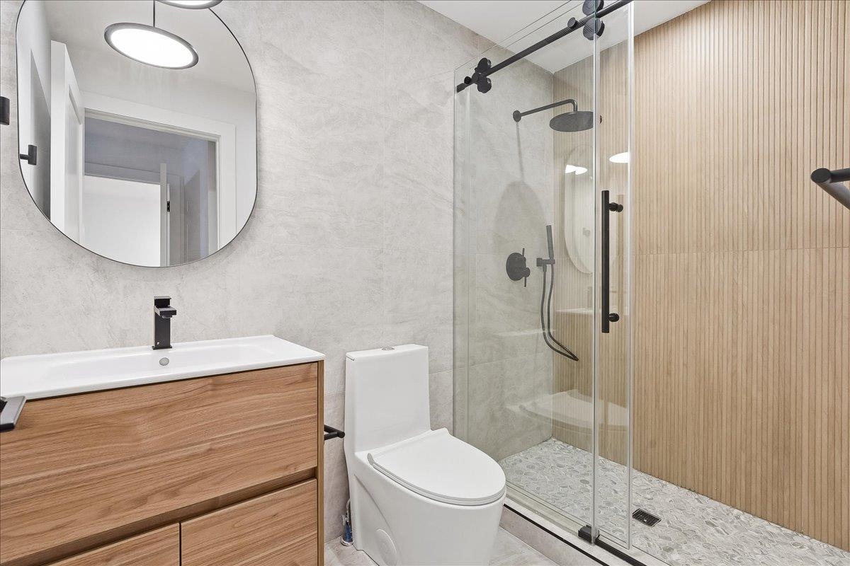 105 LAIDLAW AVE Unit: 4