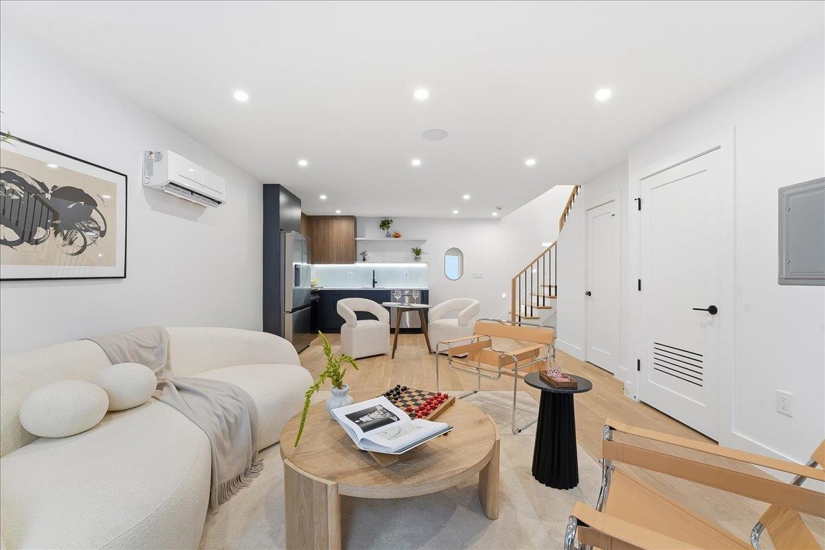 105 LAIDLAW AVE Unit: 4