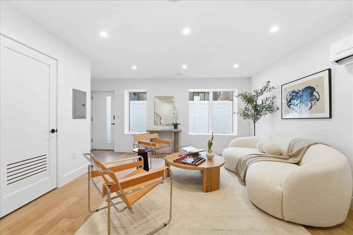 105 LAIDLAW AVE Unit: 4