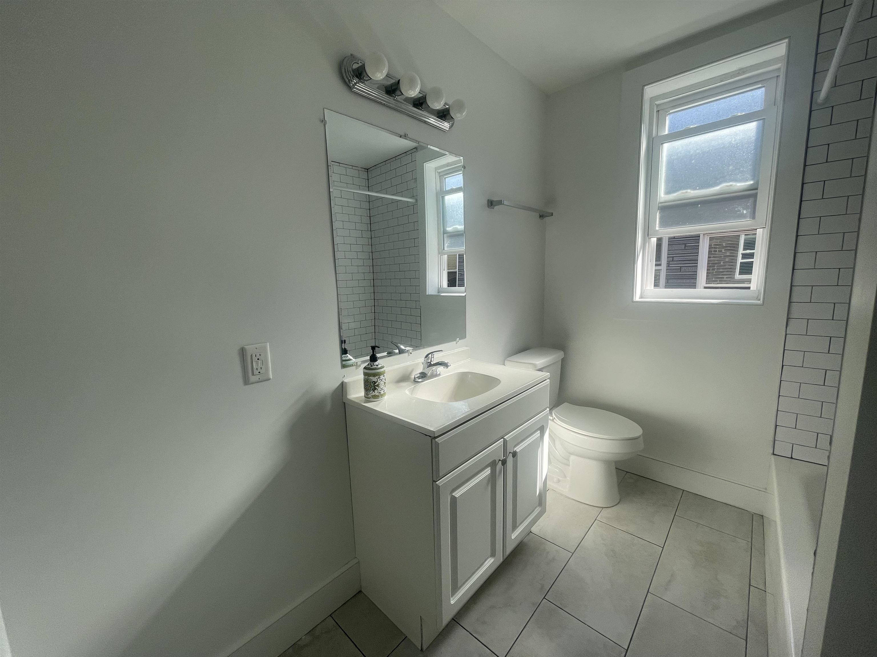 18 WARNER AVE Unit: 2