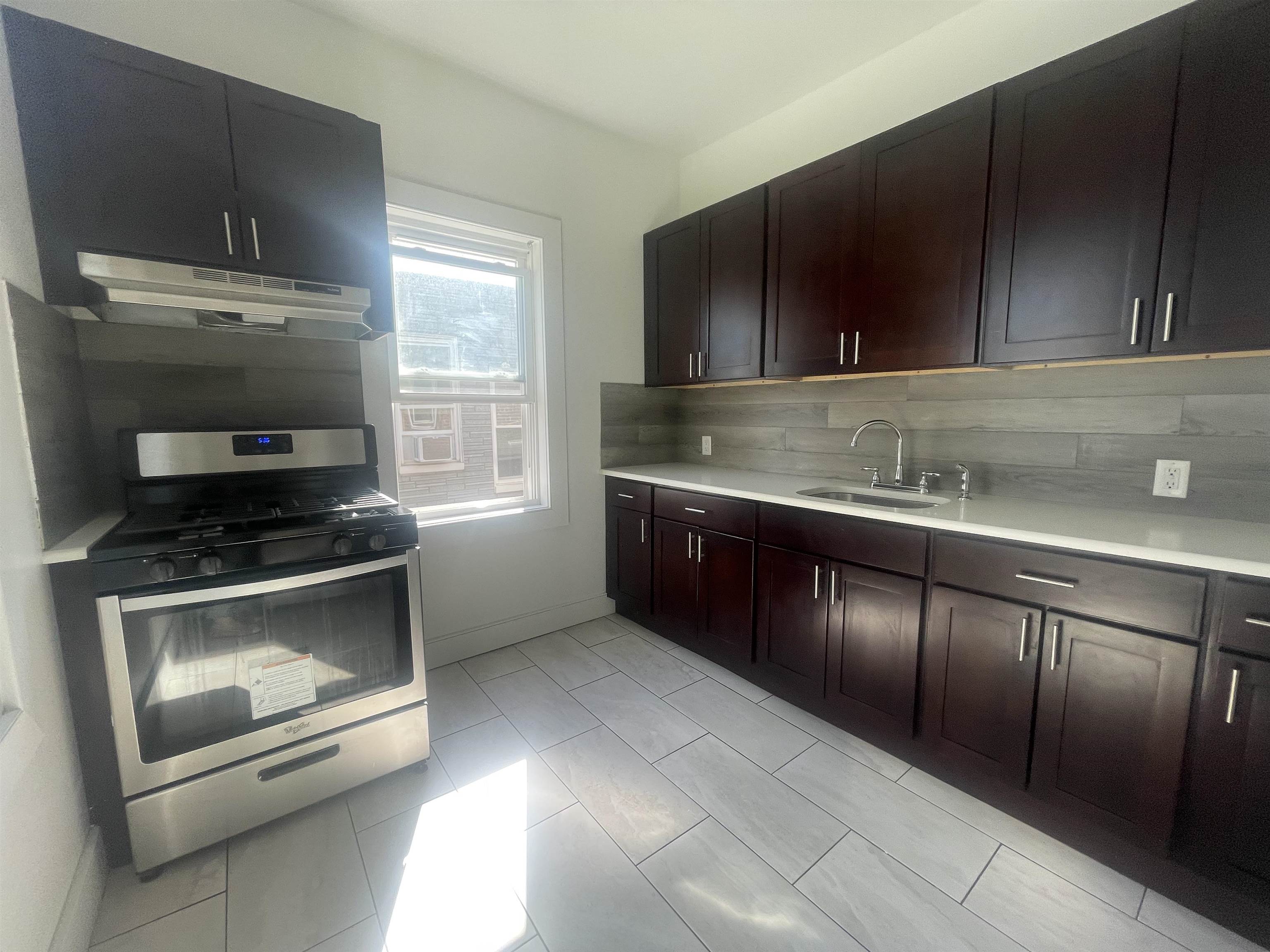 18 WARNER AVE Unit: 2