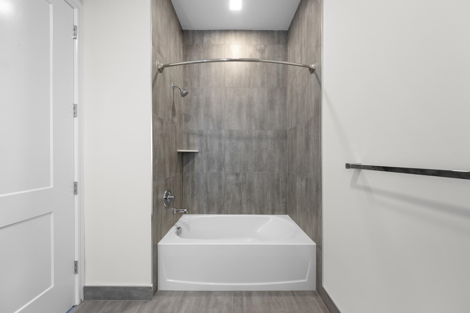 121 34TH ST Unit: 611