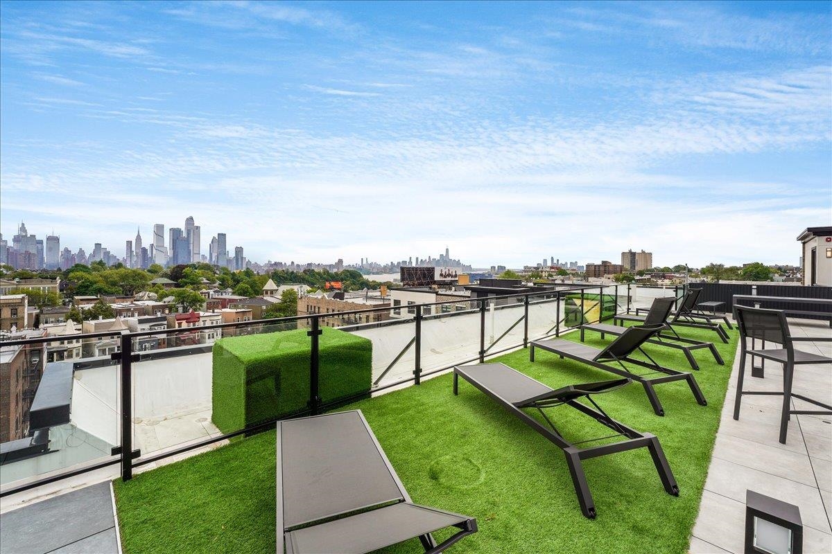 121 34TH ST Unit: 415