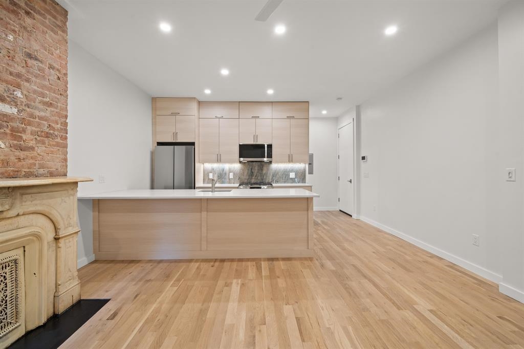 119 STORMS AVE Unit: 1