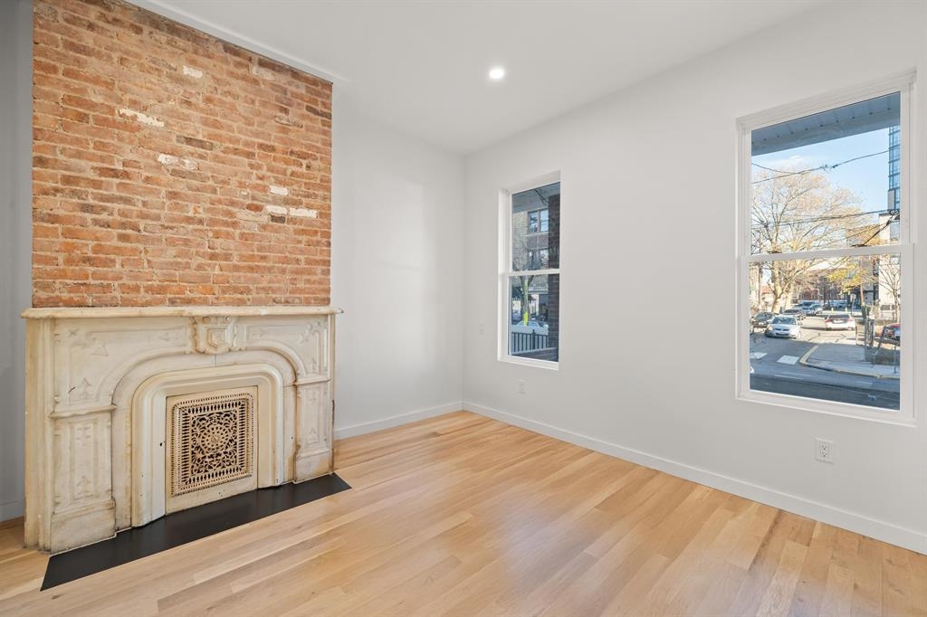 119 STORMS AVE Unit: 1