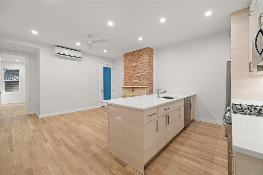 119 STORMS AVE Unit: 1