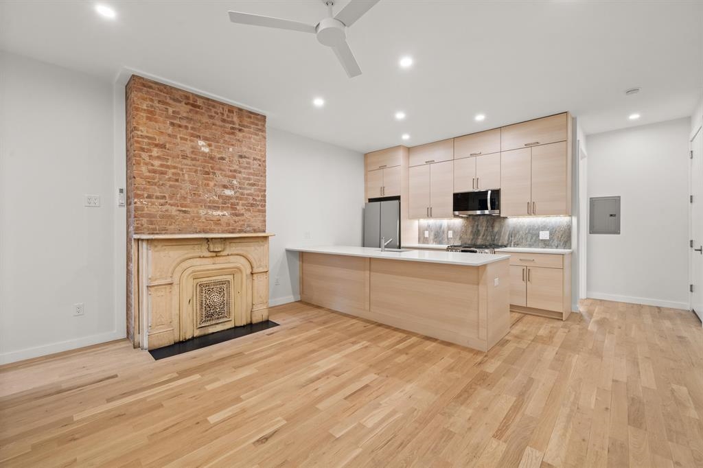 119 STORMS AVE Unit: 1