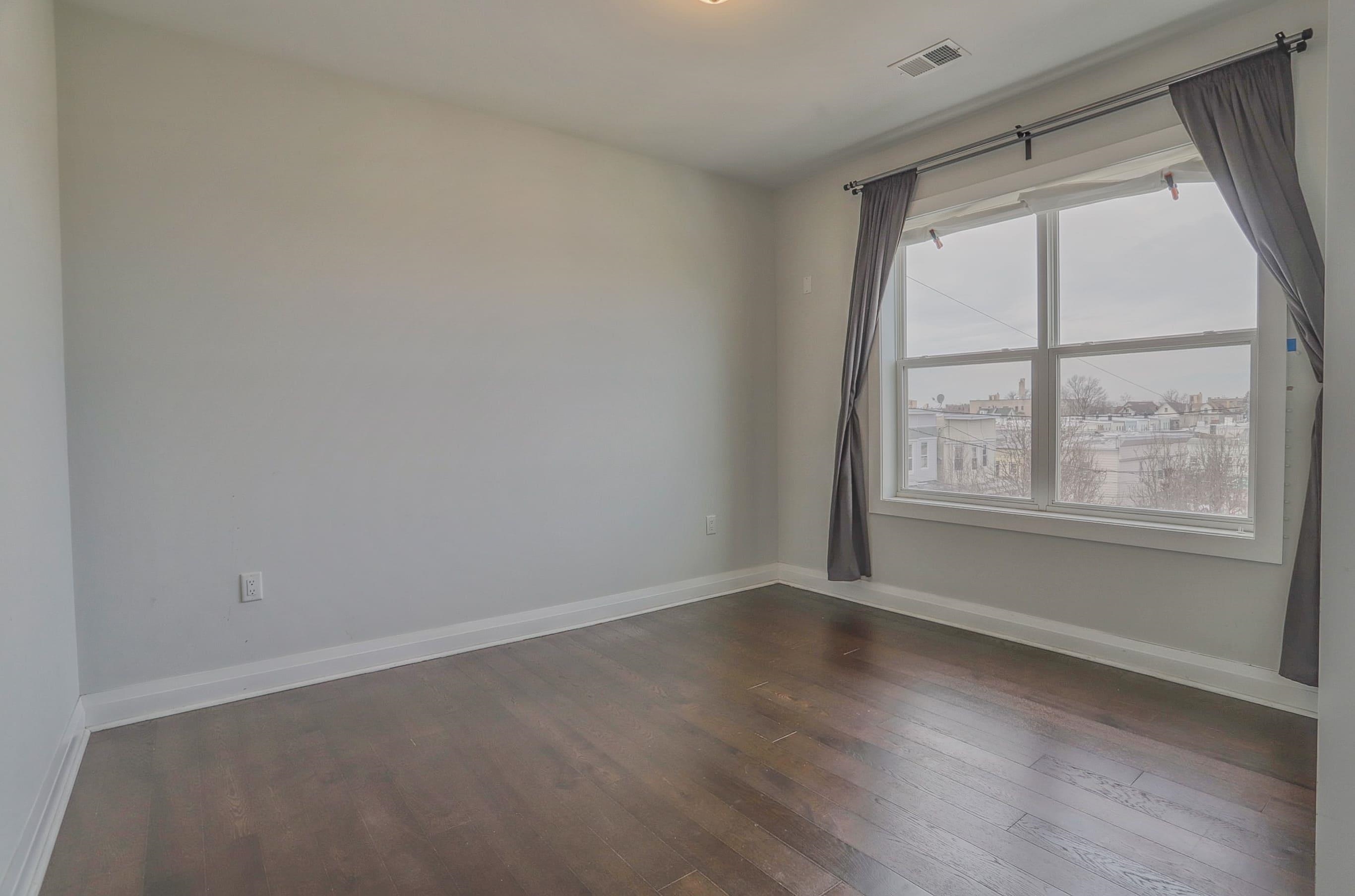 1901 SUMMIT AVE Unit: 207