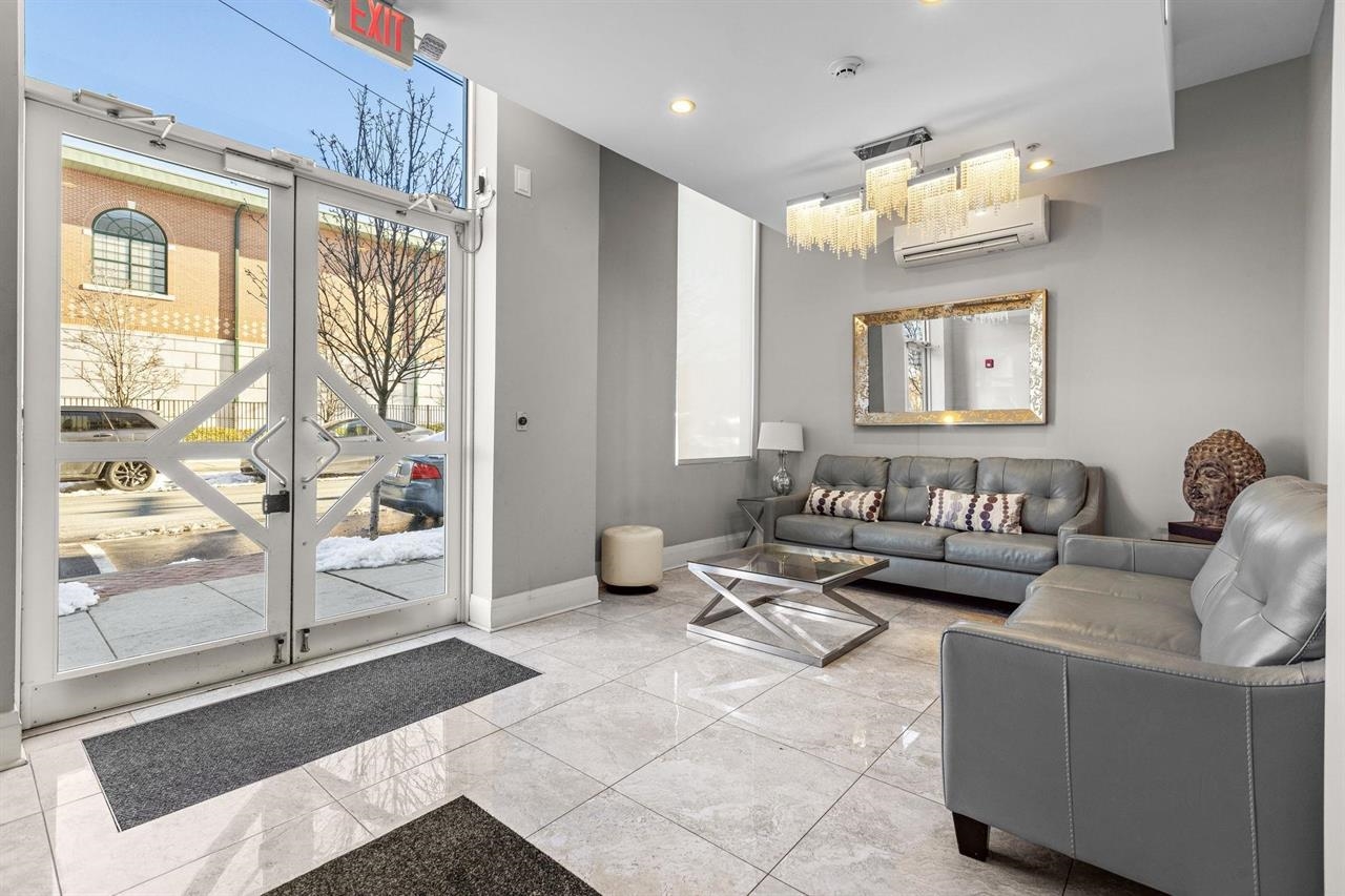 1901 SUMMIT AVE Unit: 207