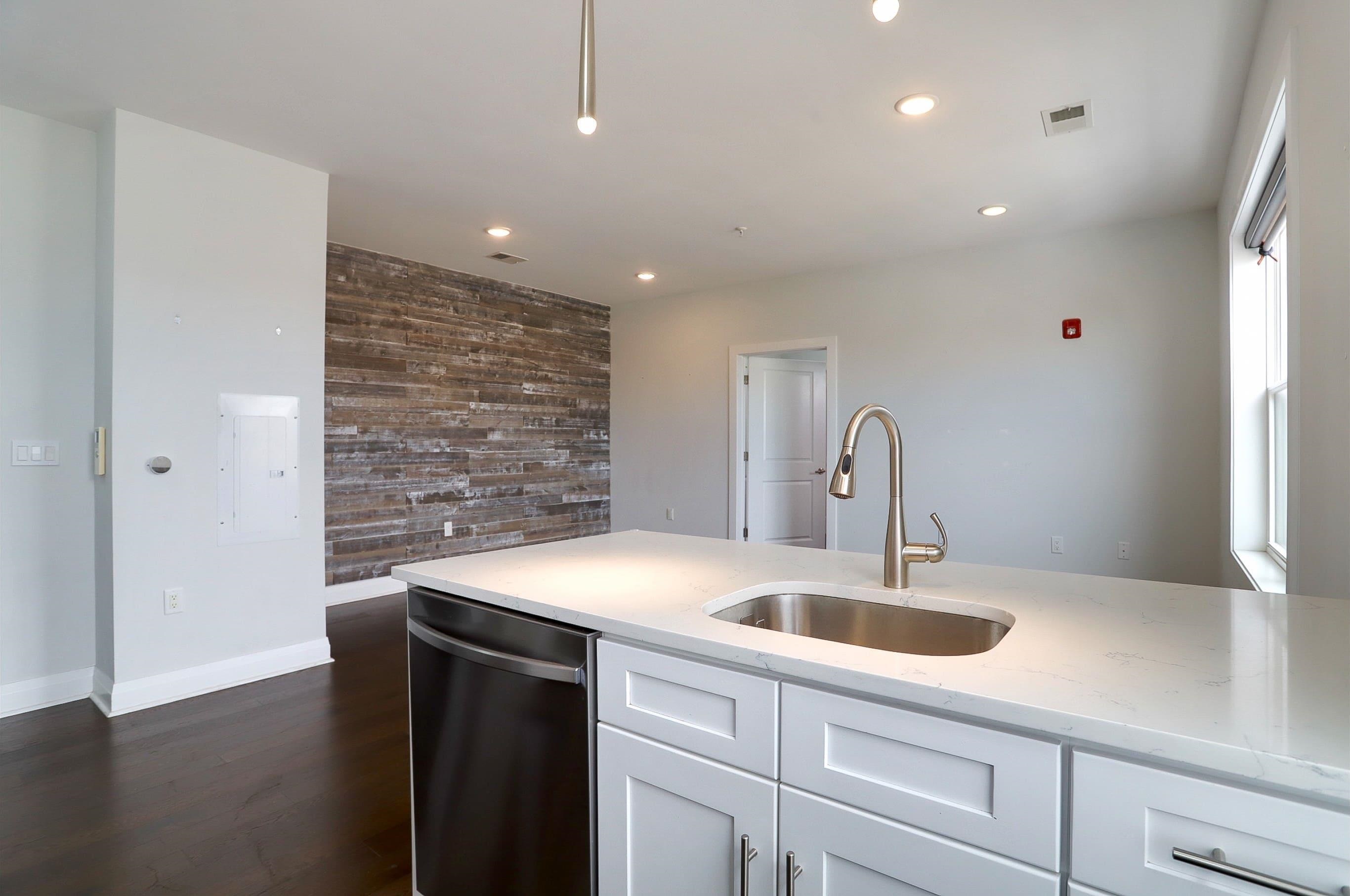 1901 SUMMIT AVE Unit: 207