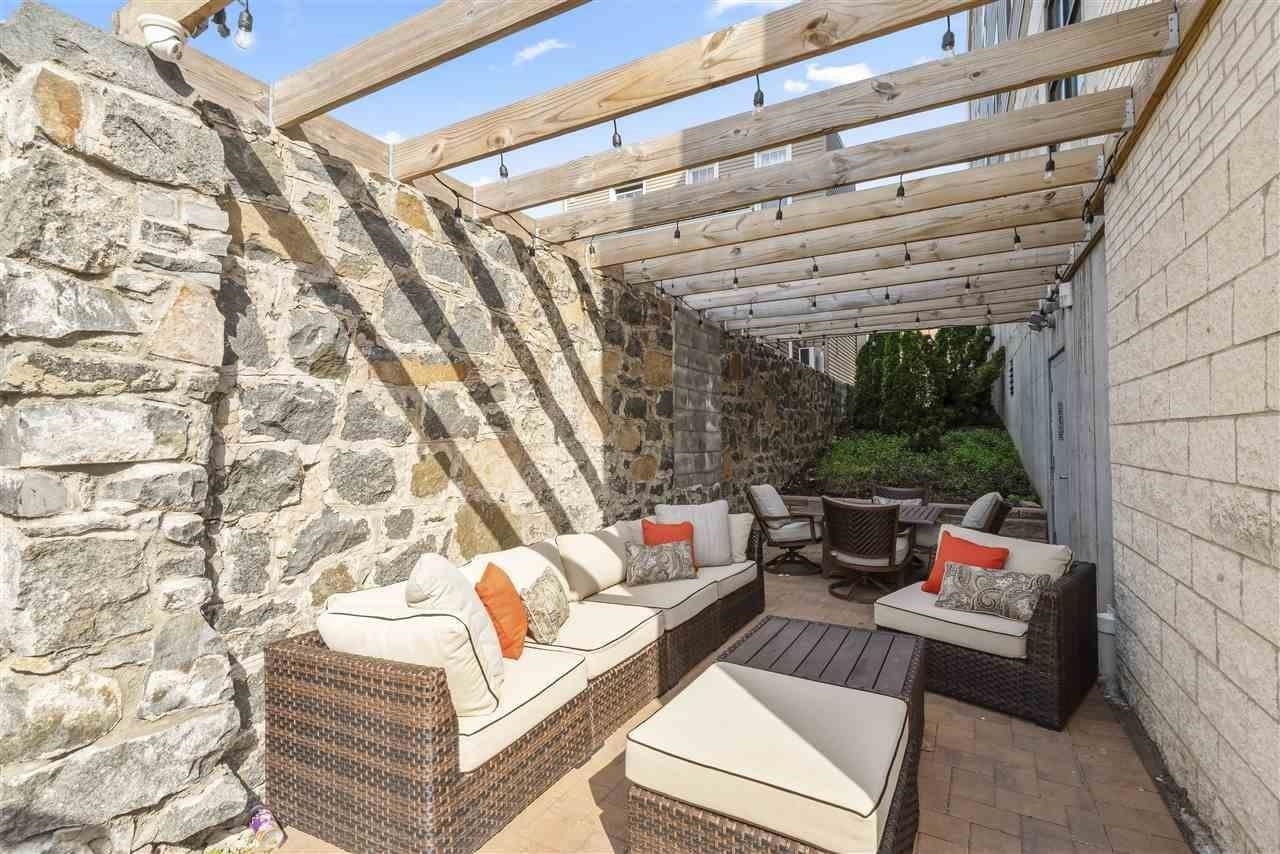 1901 SUMMIT AVE Unit: 207