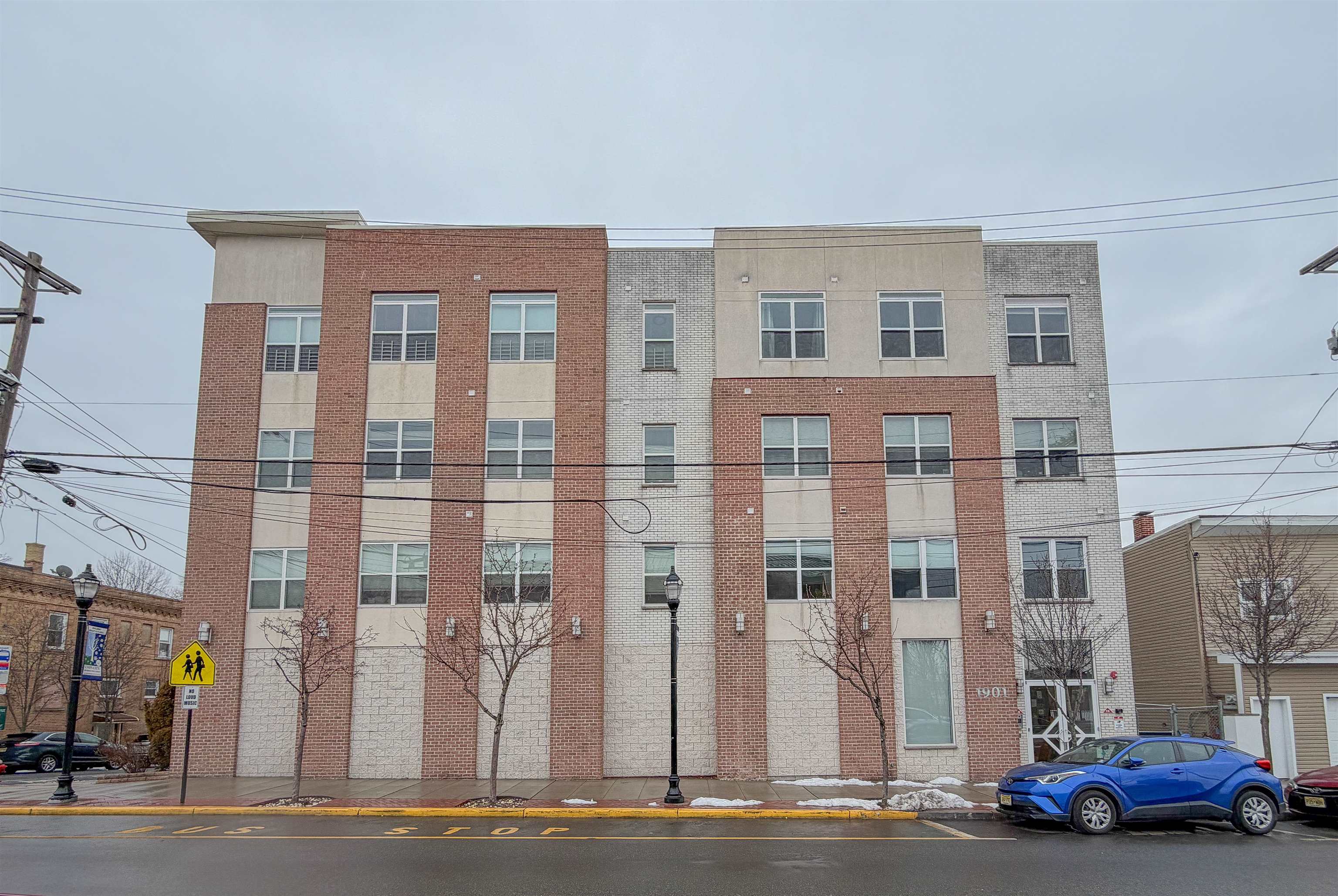 1901 SUMMIT AVE Unit: 207