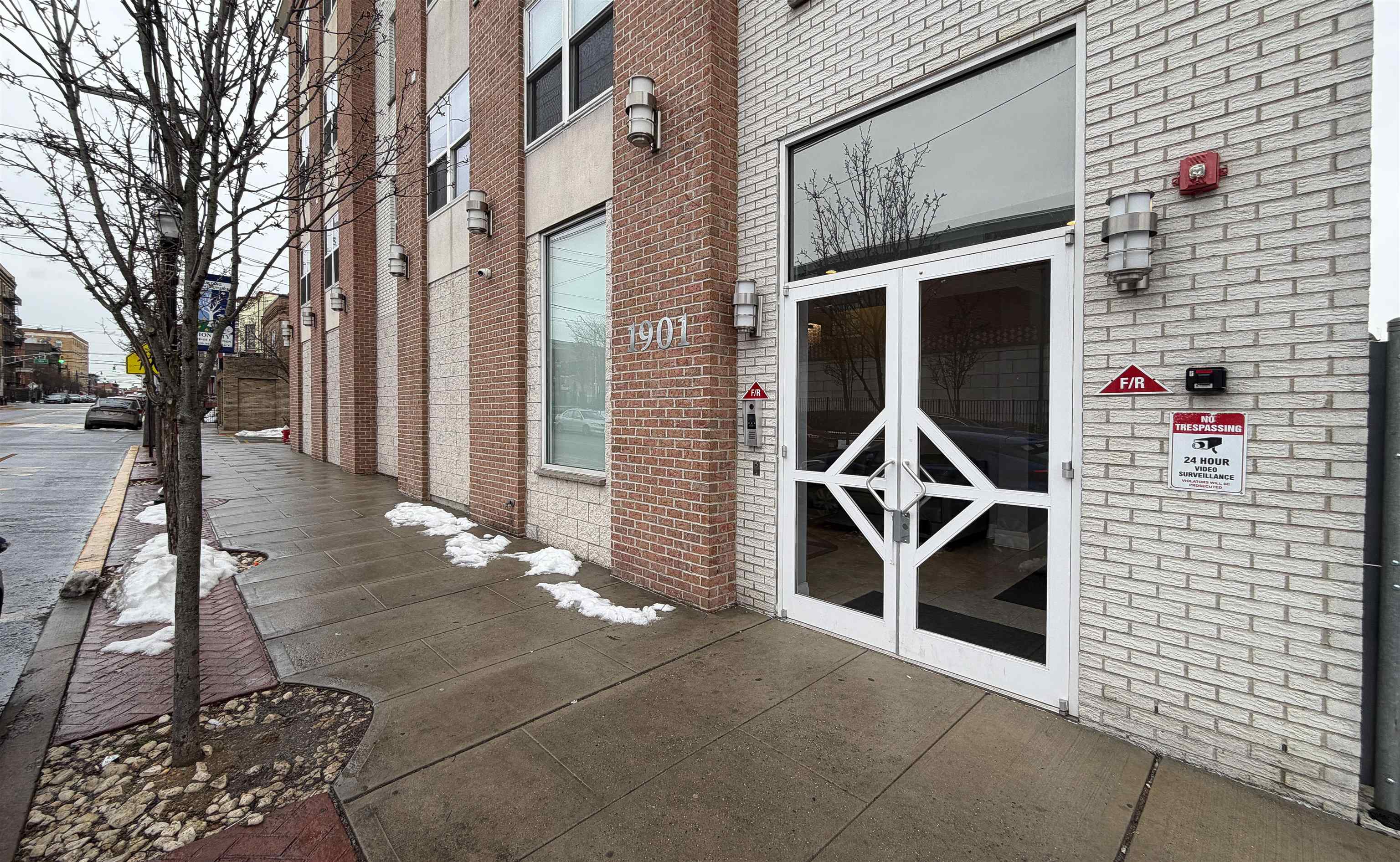 1901 SUMMIT AVE Unit: 207