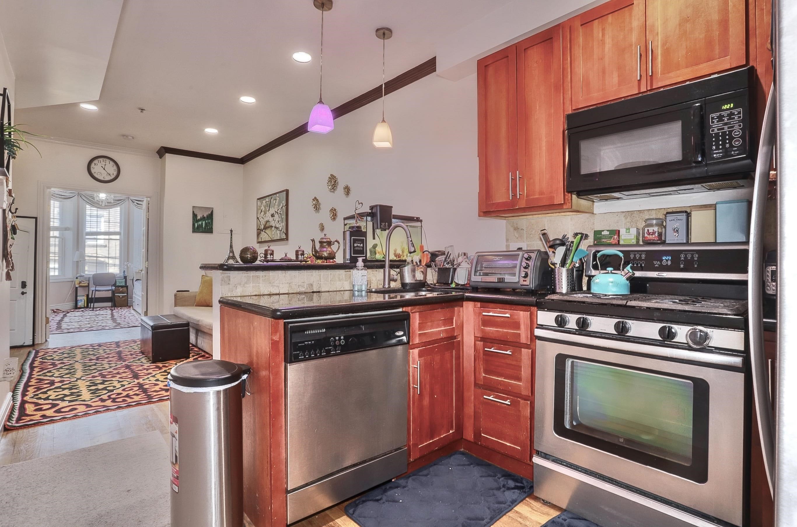 4508 BROWN ST Unit: 2L