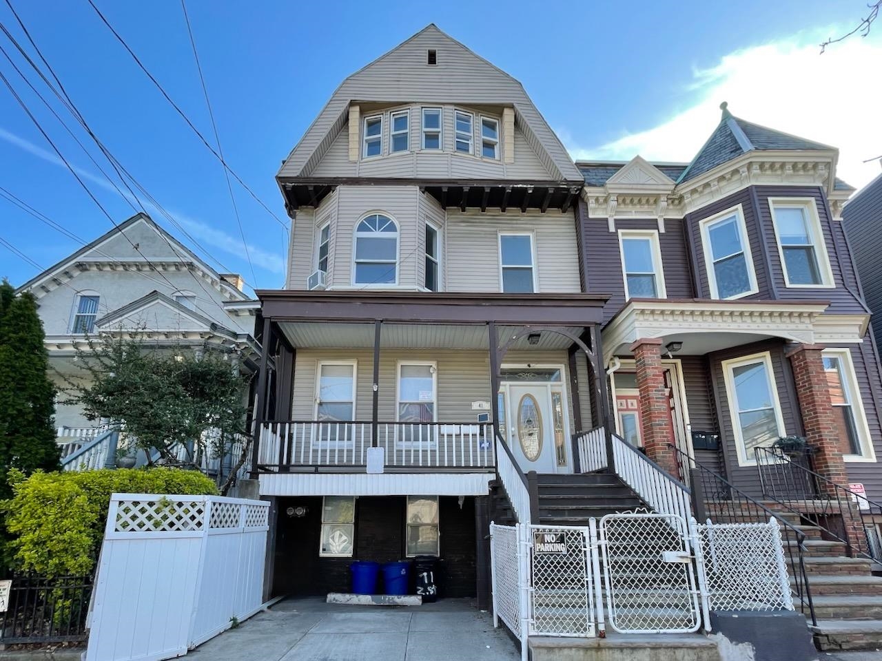 41 ZABRISKIE ST Unit: 3