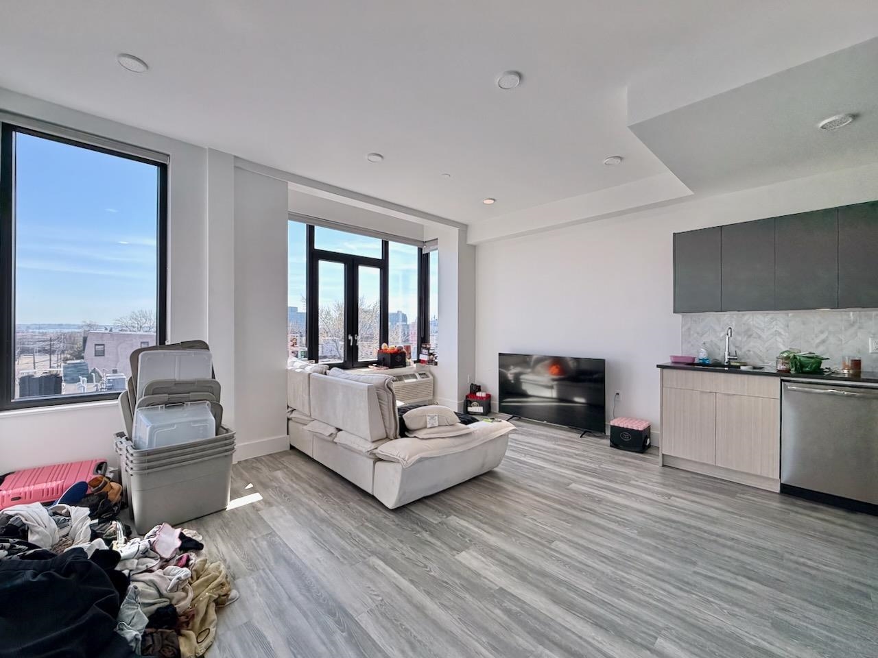 327 COMMUNIPAW AVE Unit: 503