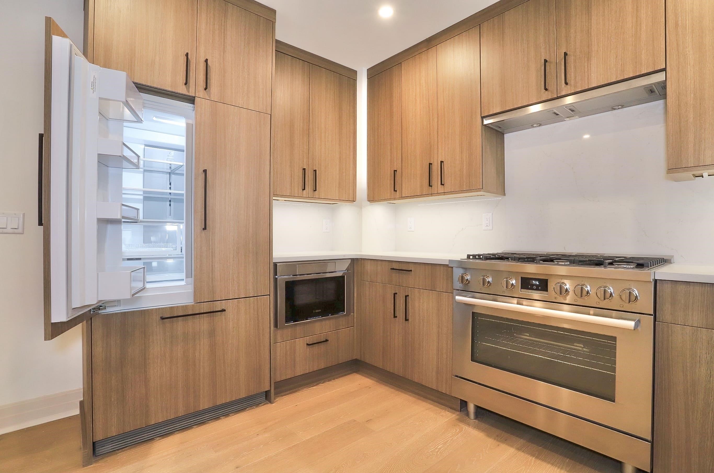 921 MADISON ST Unit: 203