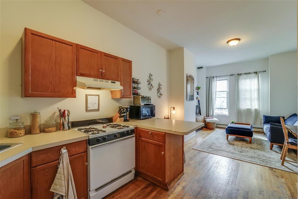 78 WEBSTER AVE Unit: 1L