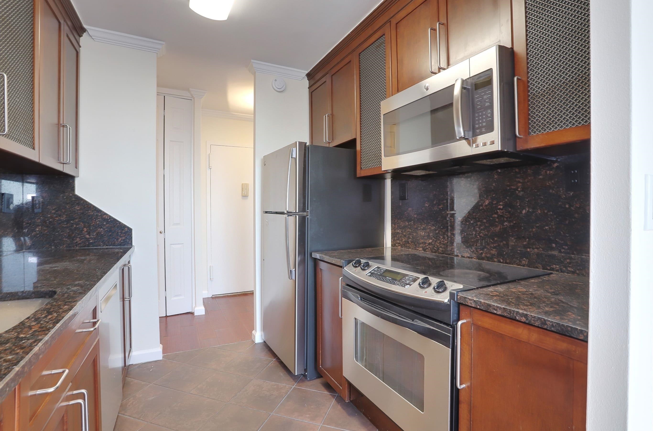 100 MANHATTAN AVE Unit: 2010