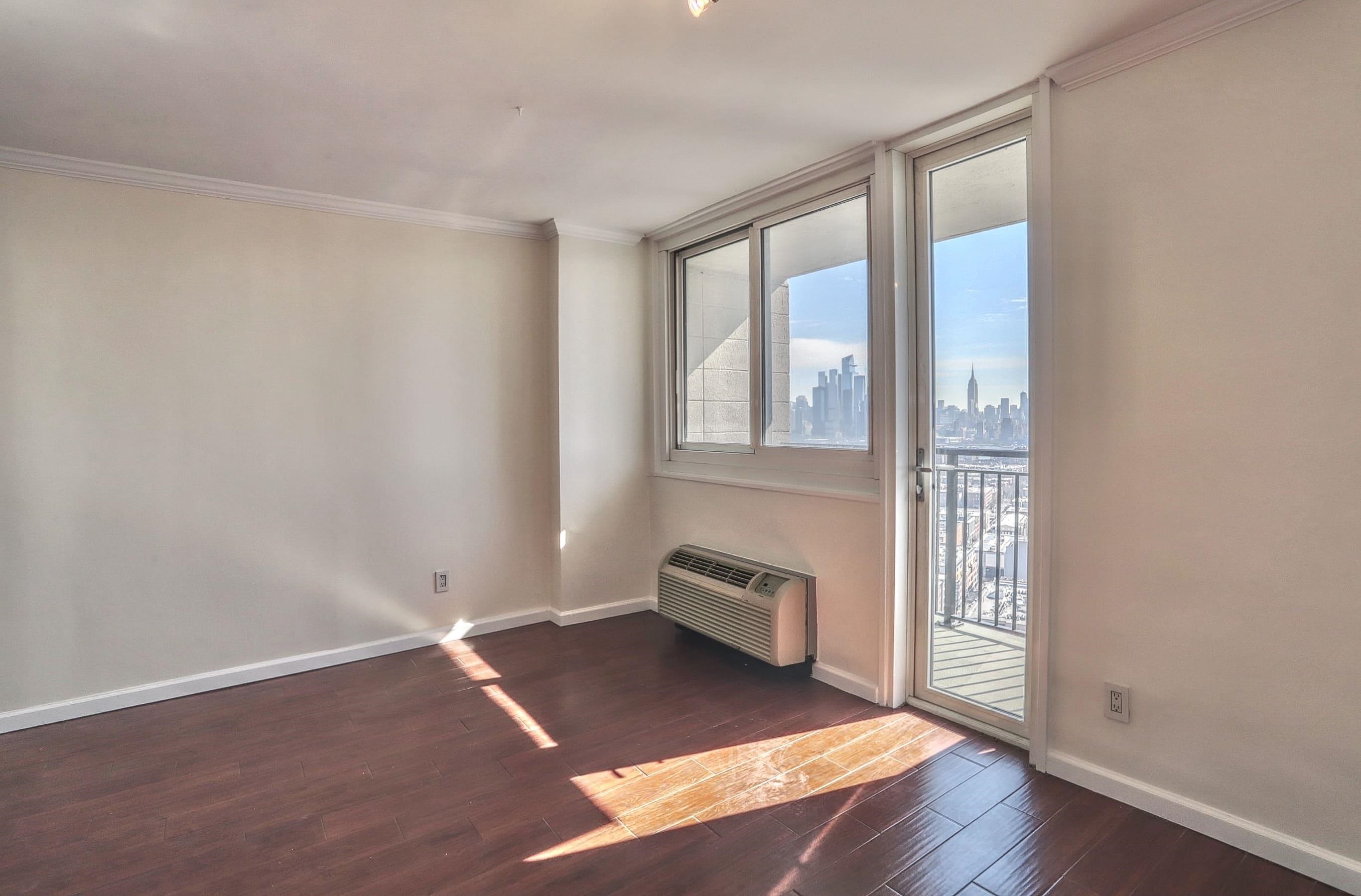 100 MANHATTAN AVE Unit: 2010