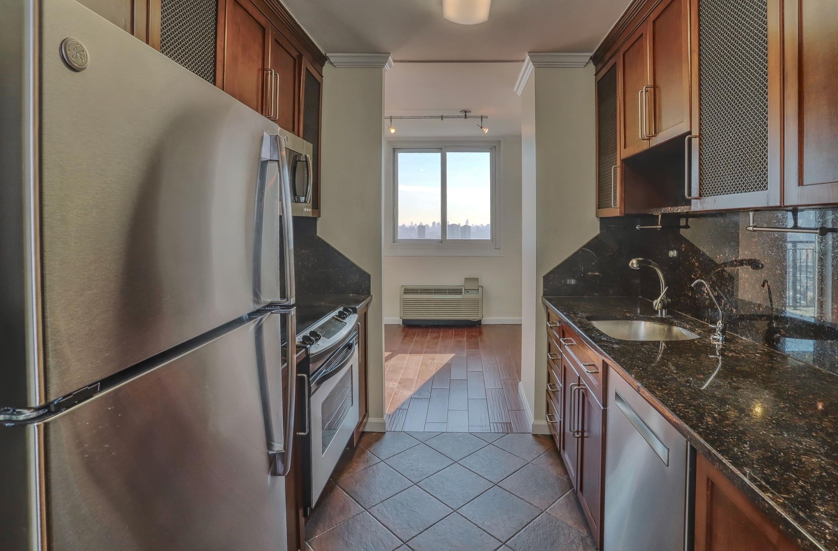 100 MANHATTAN AVE Unit: 2010