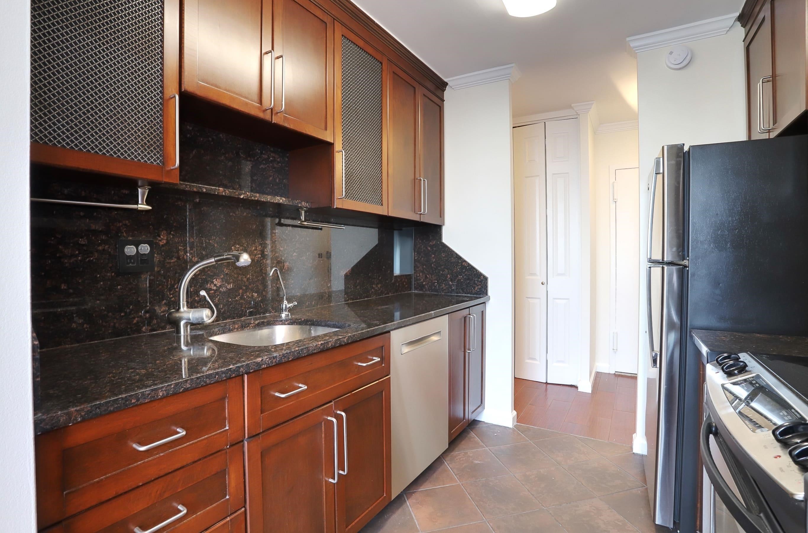 100 MANHATTAN AVE Unit: 2010