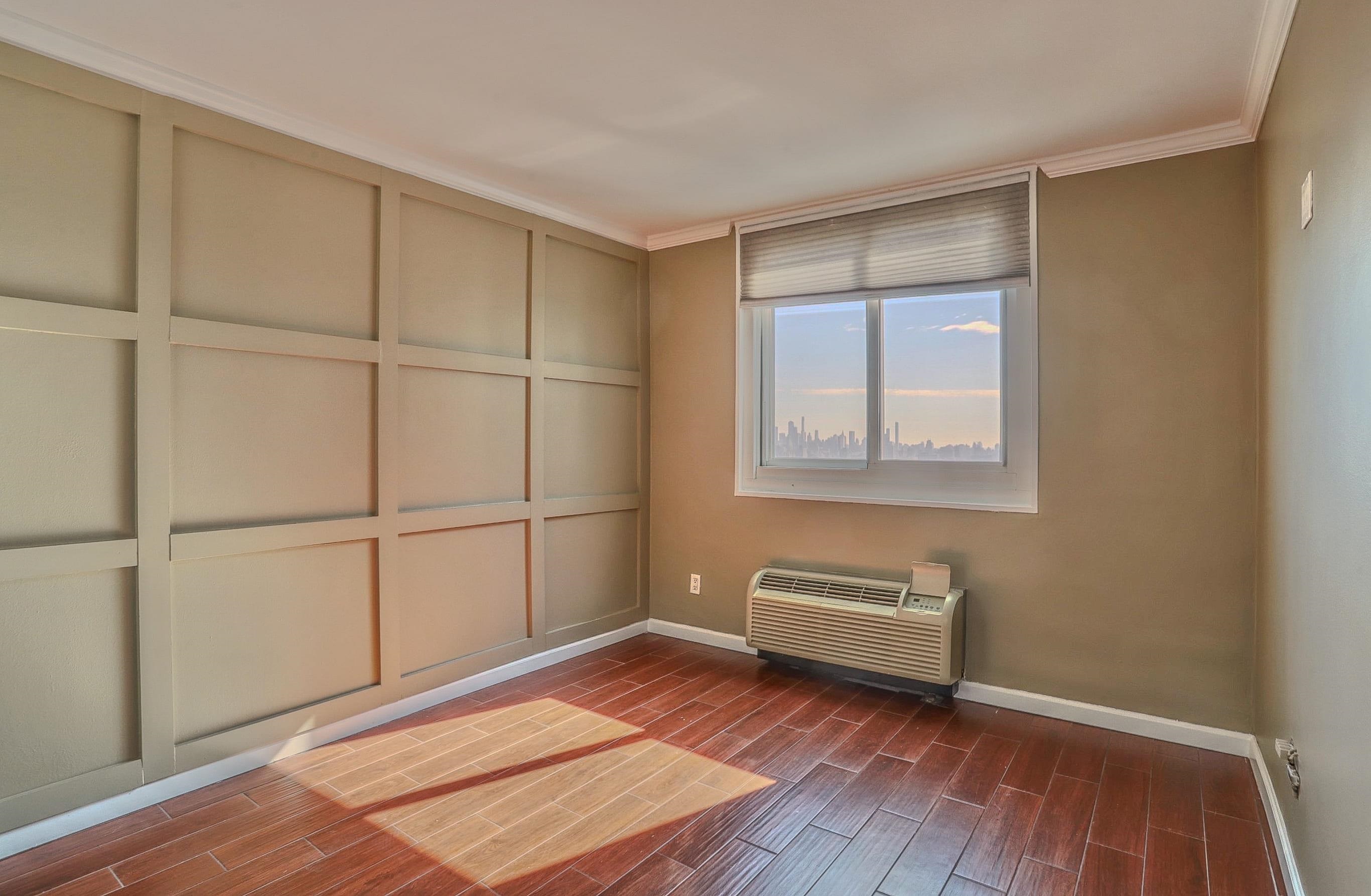 100 MANHATTAN AVE Unit: 2010
