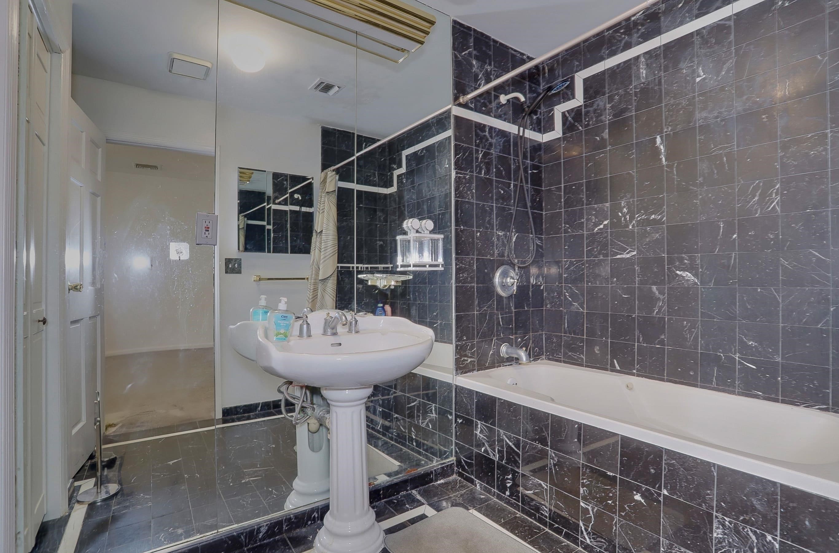 941 BLVD EAST Unit: 2B