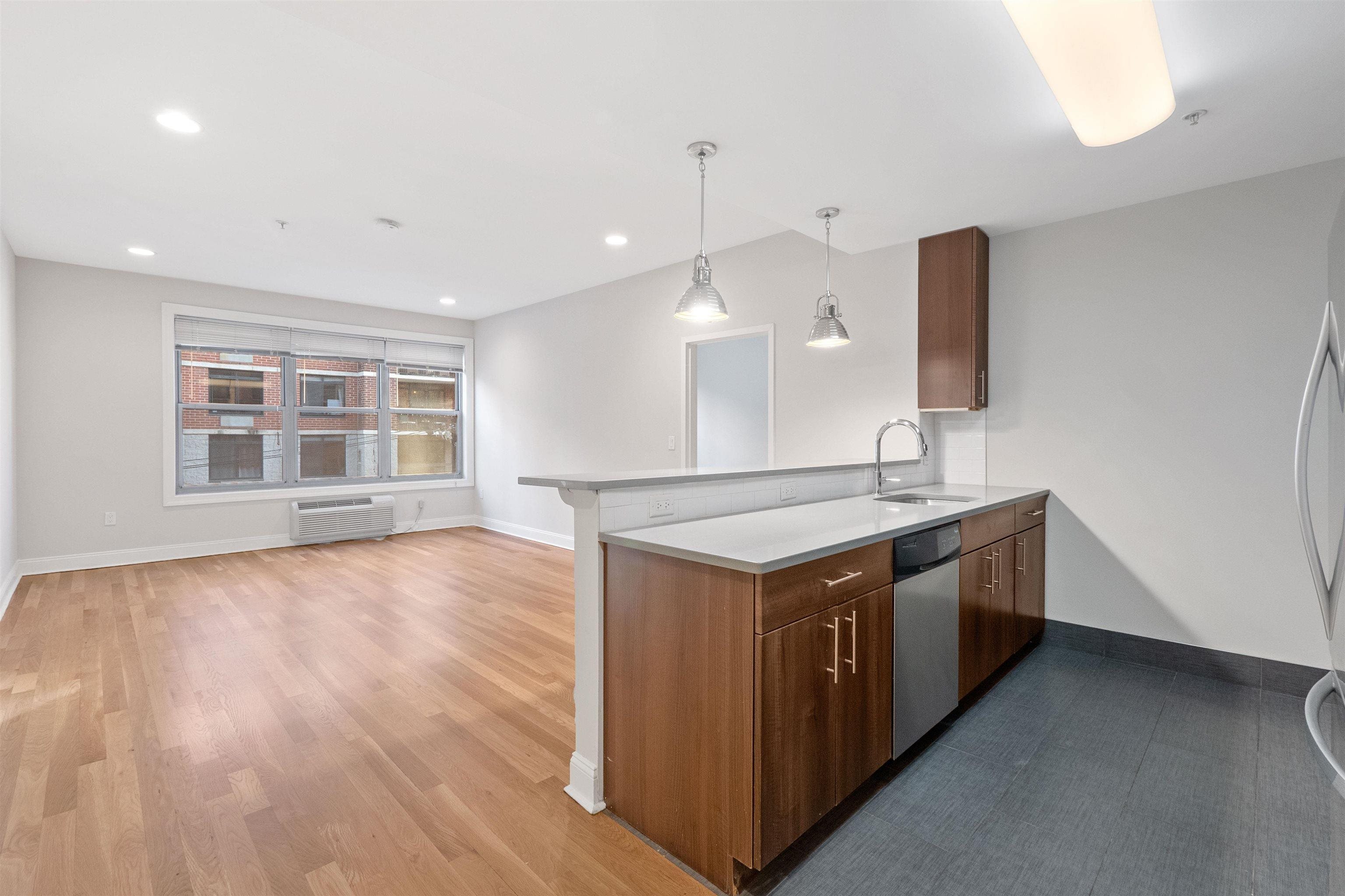 100 MARSHALL ST Unit: 501