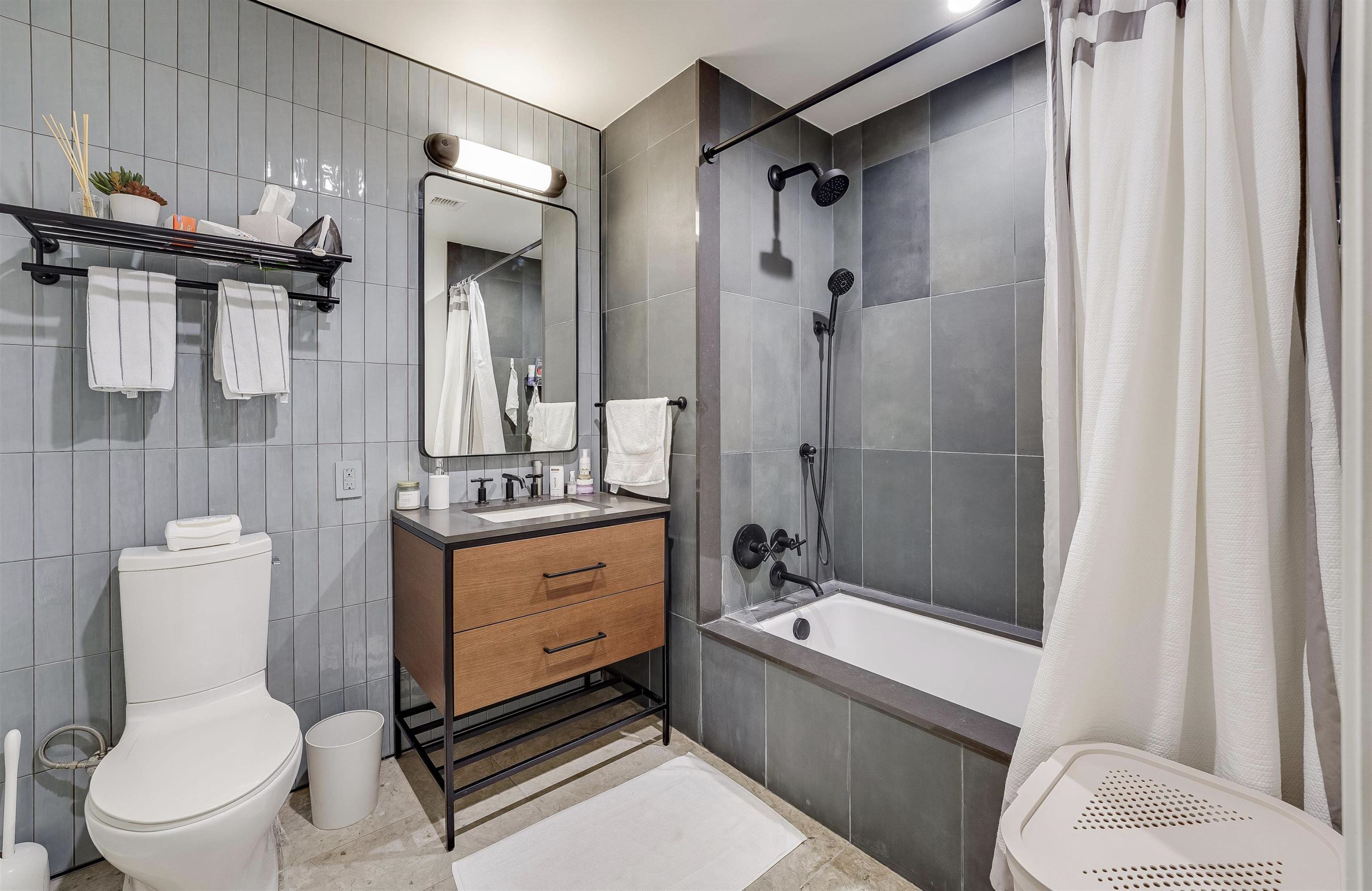 1425 HUDSON ST Unit: 10H