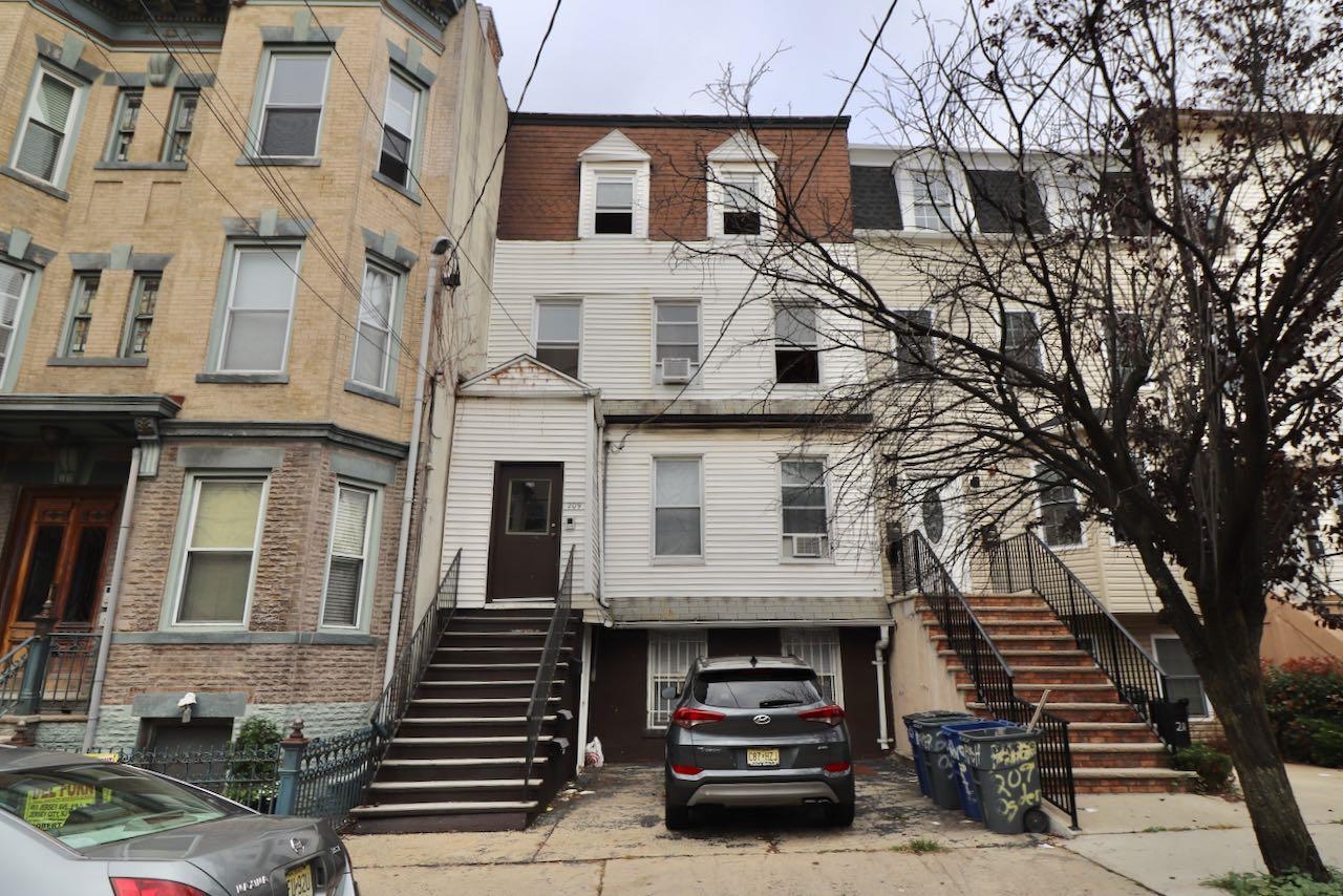 209 OGDEN AVE Unit: 1