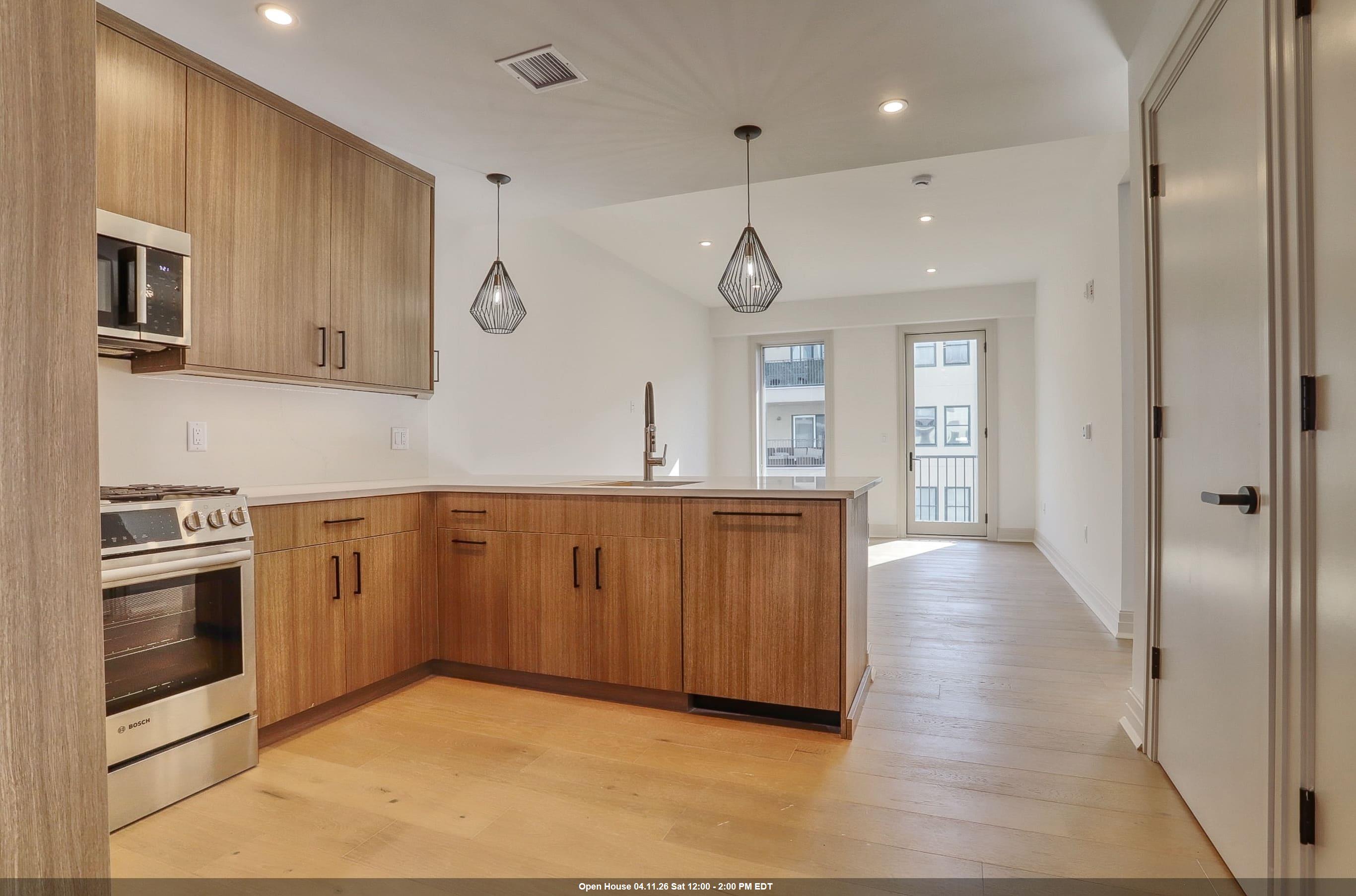 921 MADISON ST Unit: 401