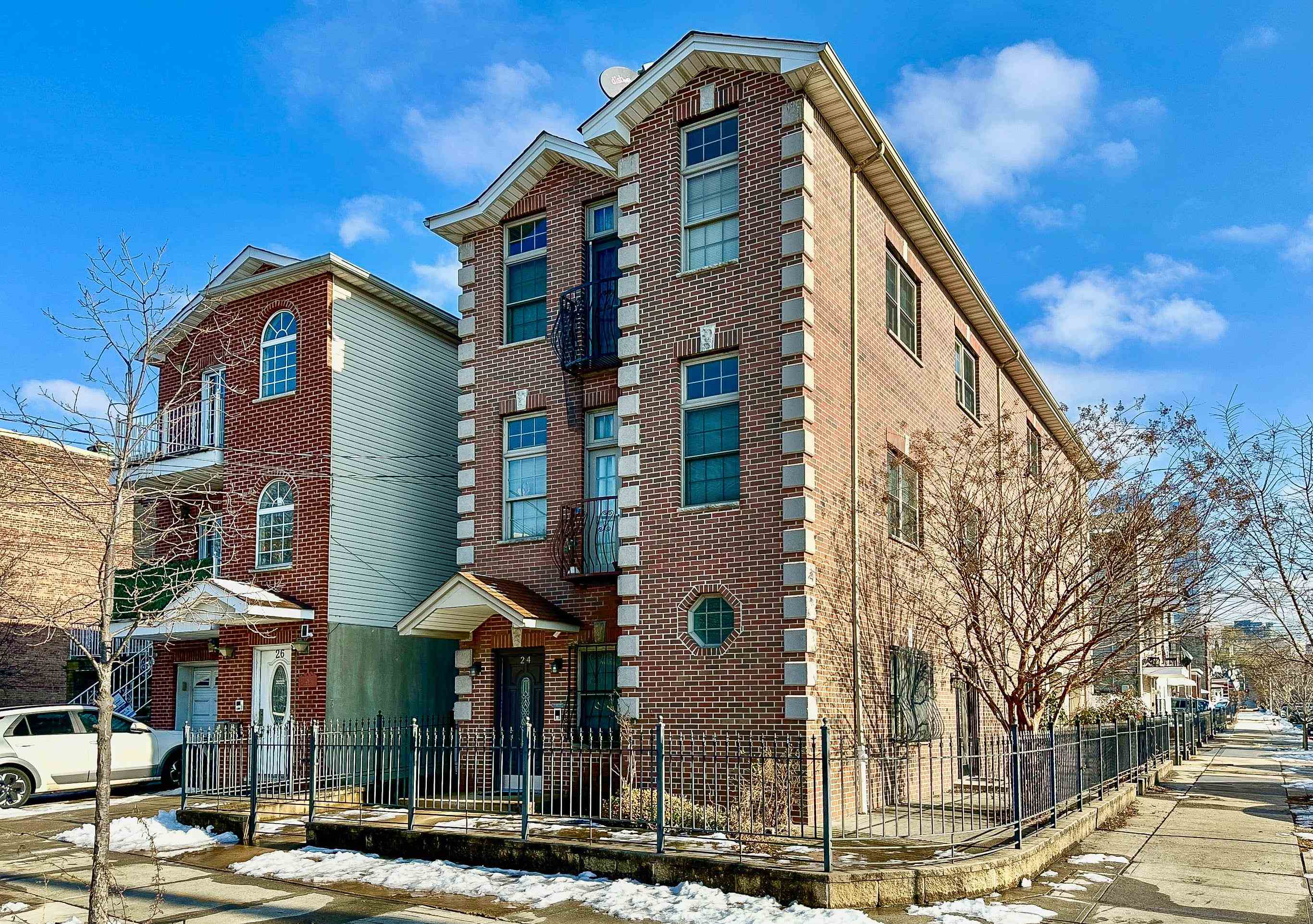 24 EMERSON AVE Unit: 2