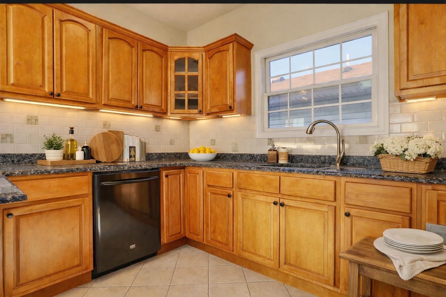 24 EMERSON AVE Unit: 2