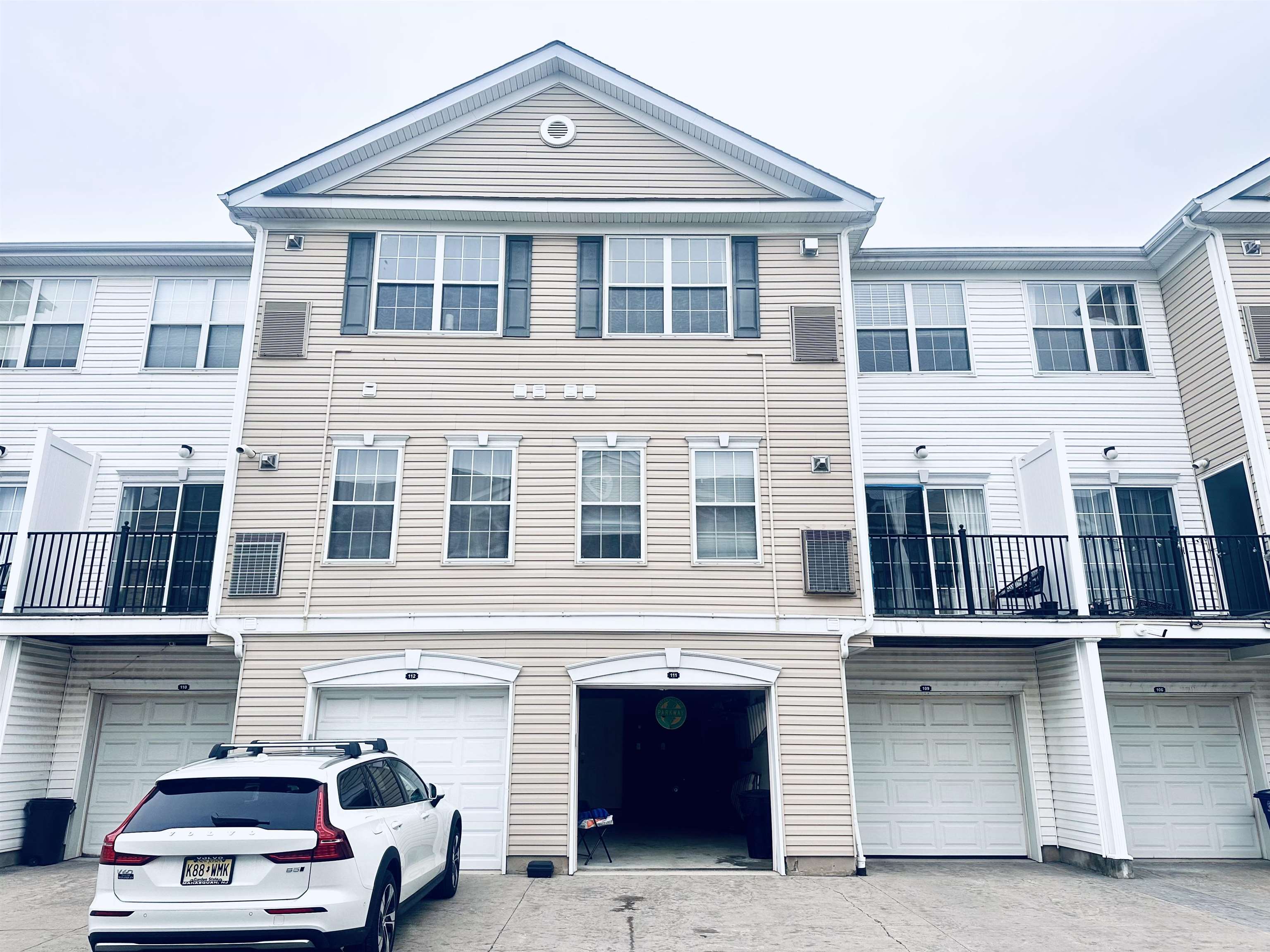 5 SOHO DR Unit: 111