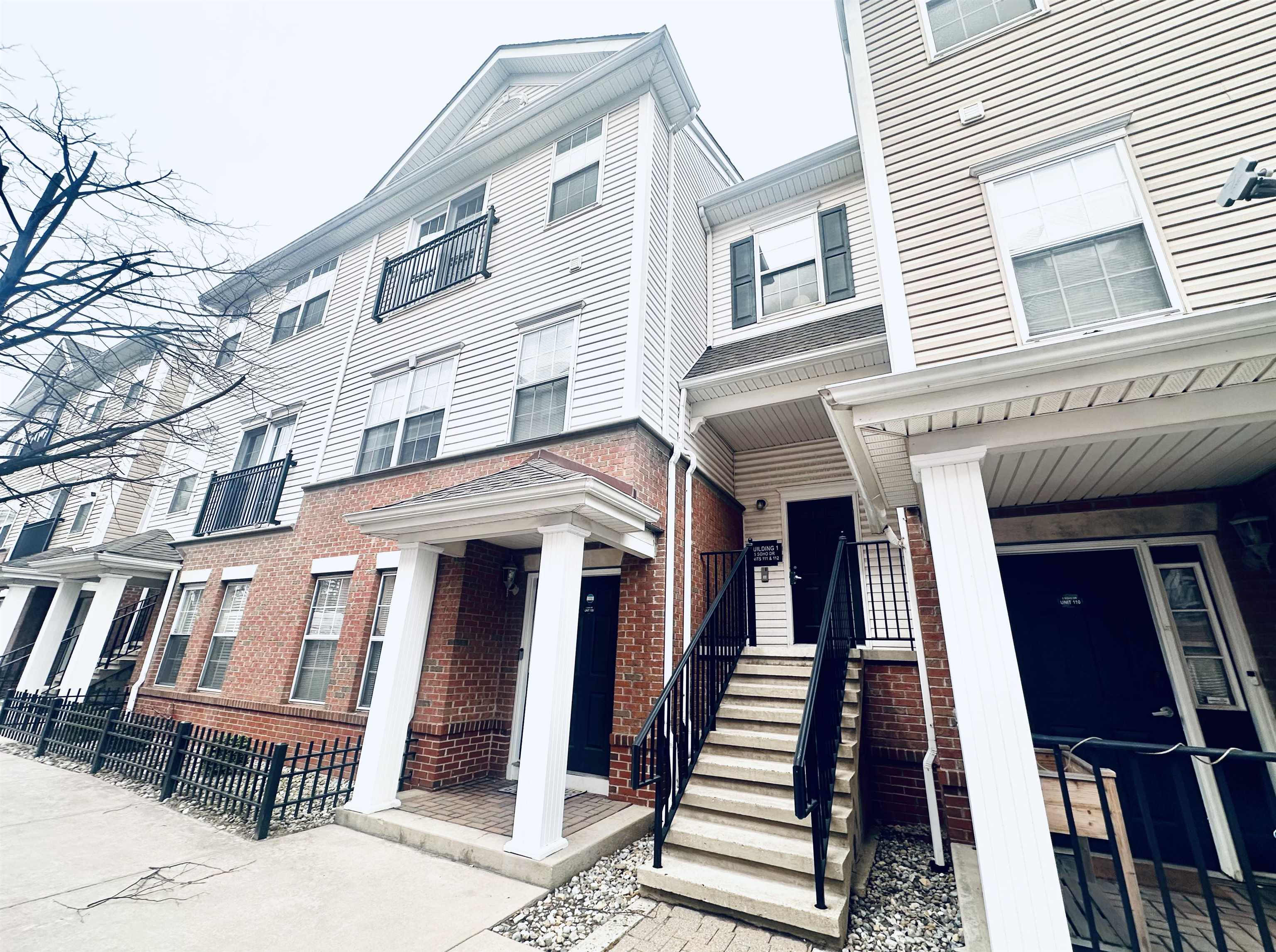 5 SOHO DR Unit: 111