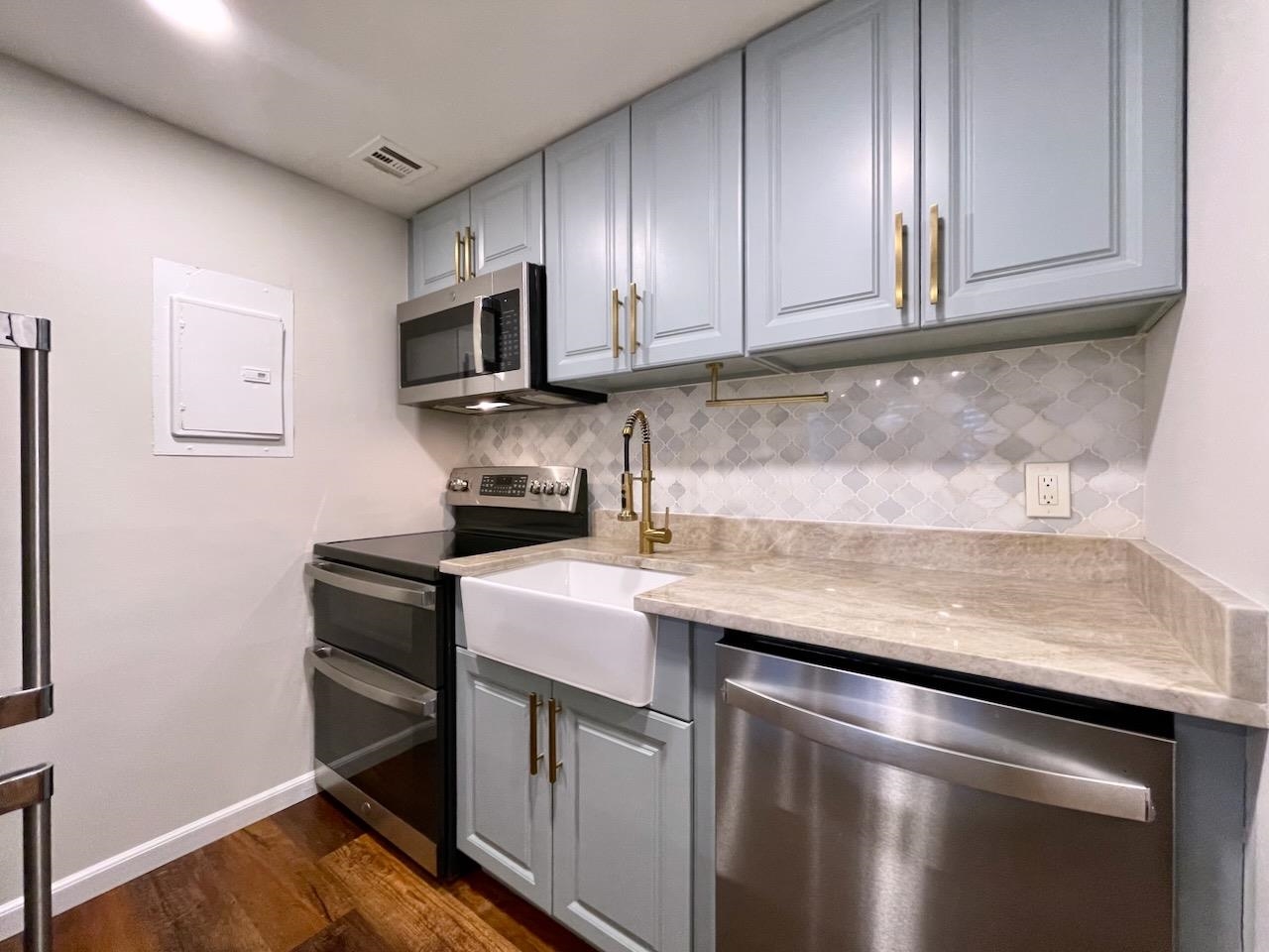 43-49 VAN WAGENEN AVE Unit: 1