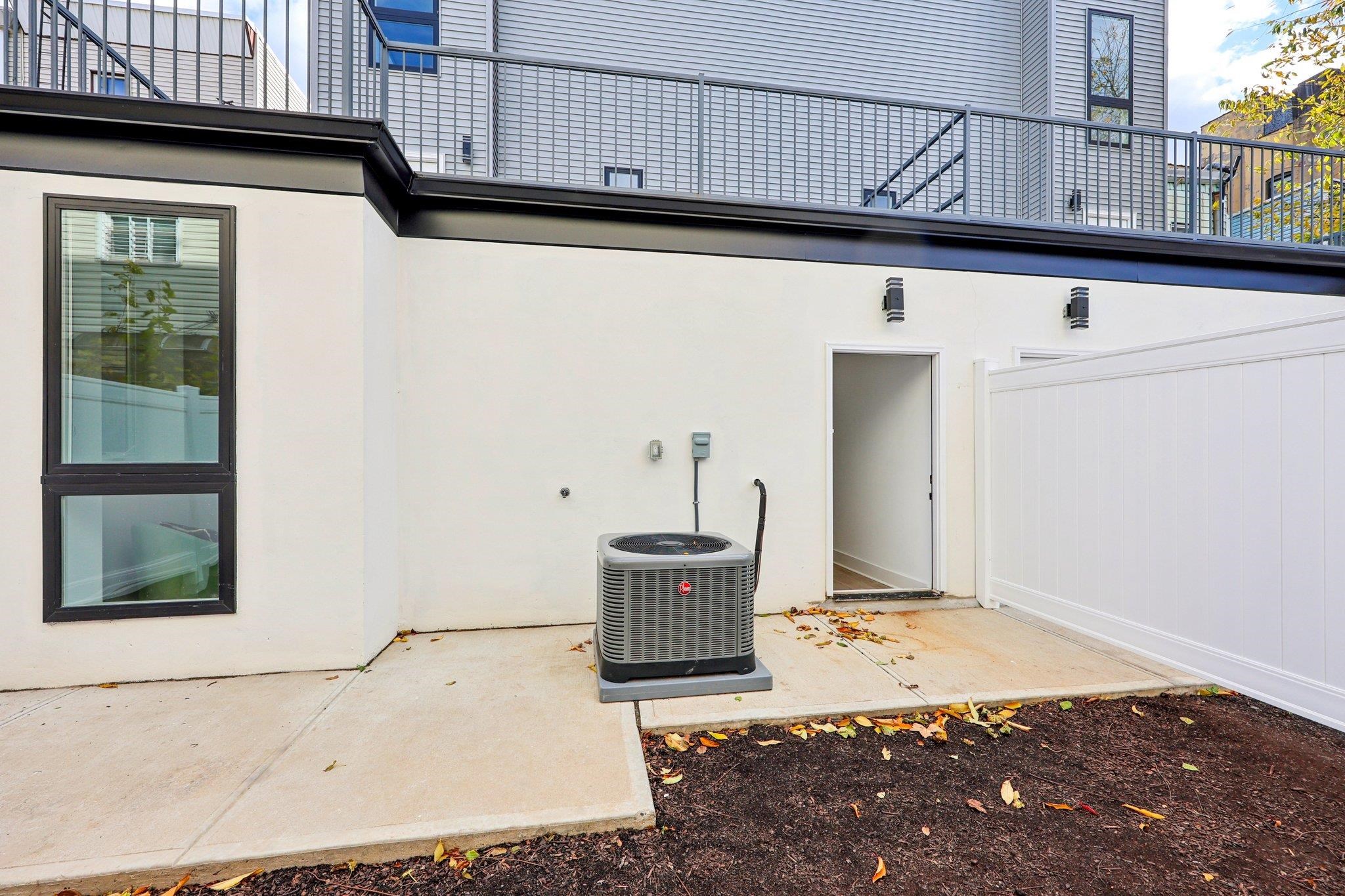 1003 SUMMIT AVE Unit: 1