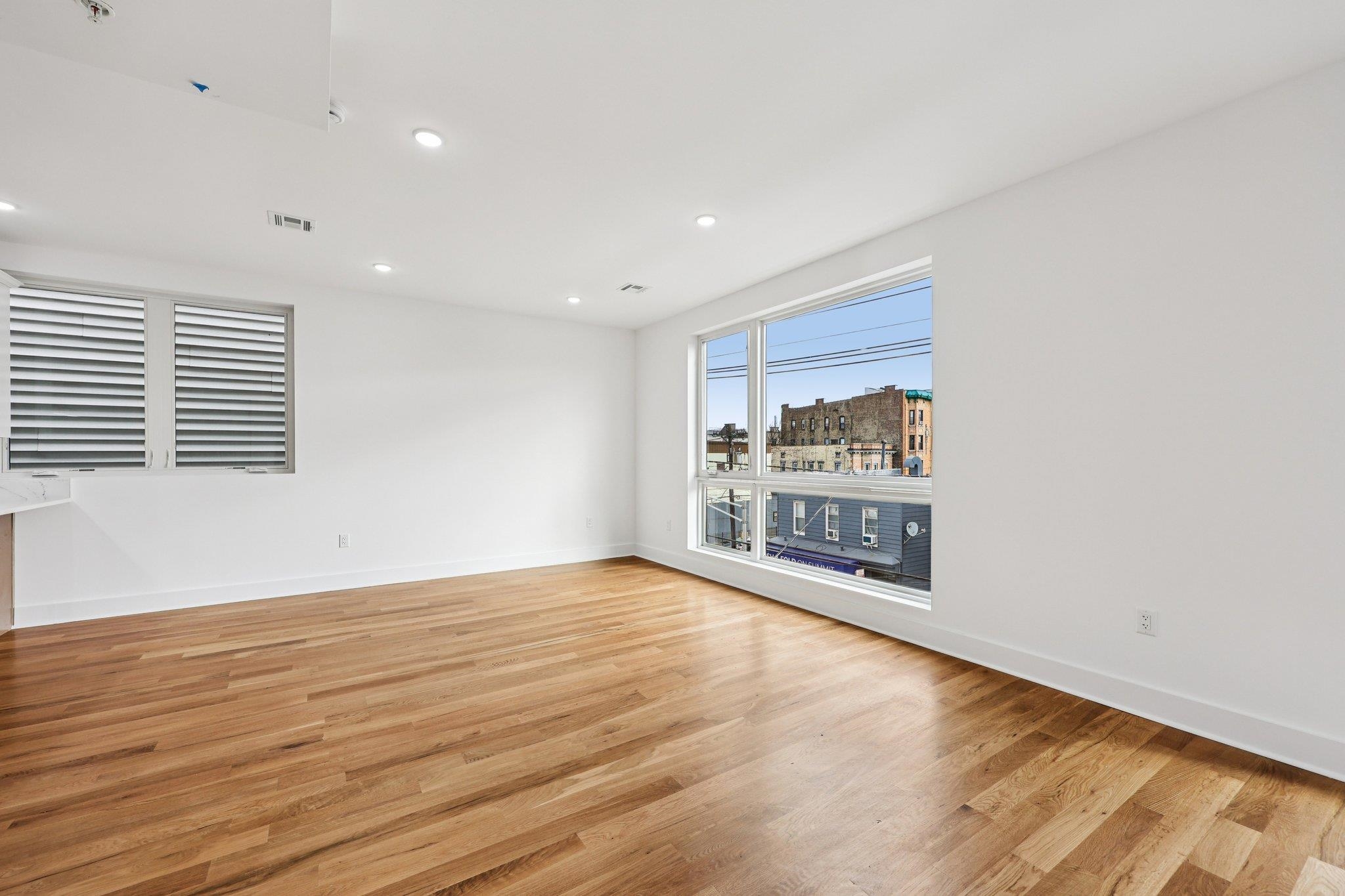 1003 SUMMIT AVE Unit: 3