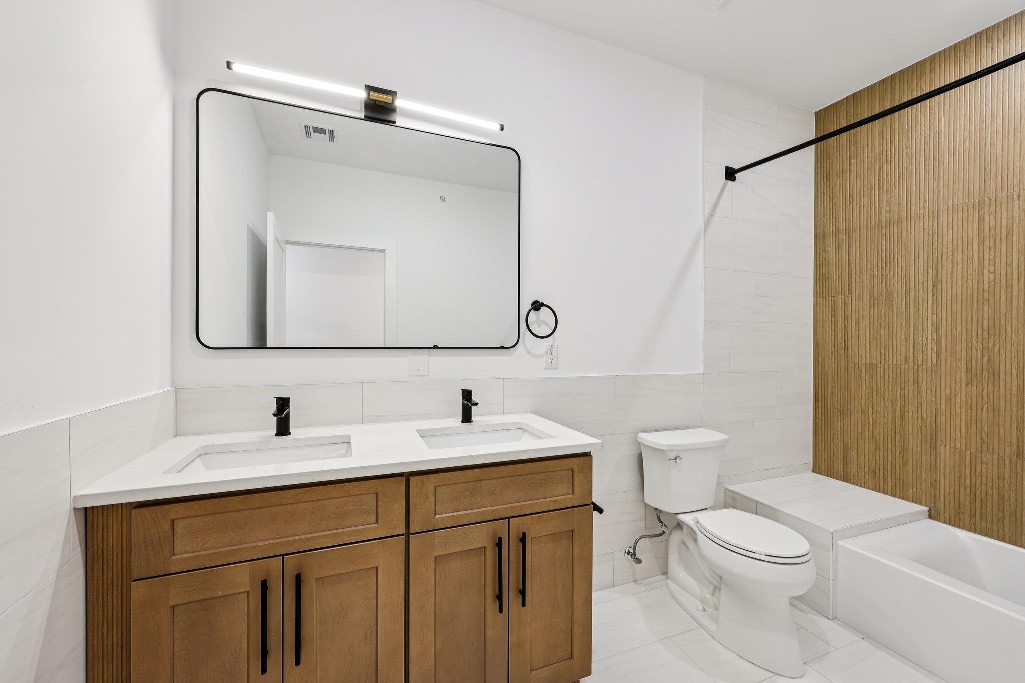 1003 SUMMIT AVE Unit: 3