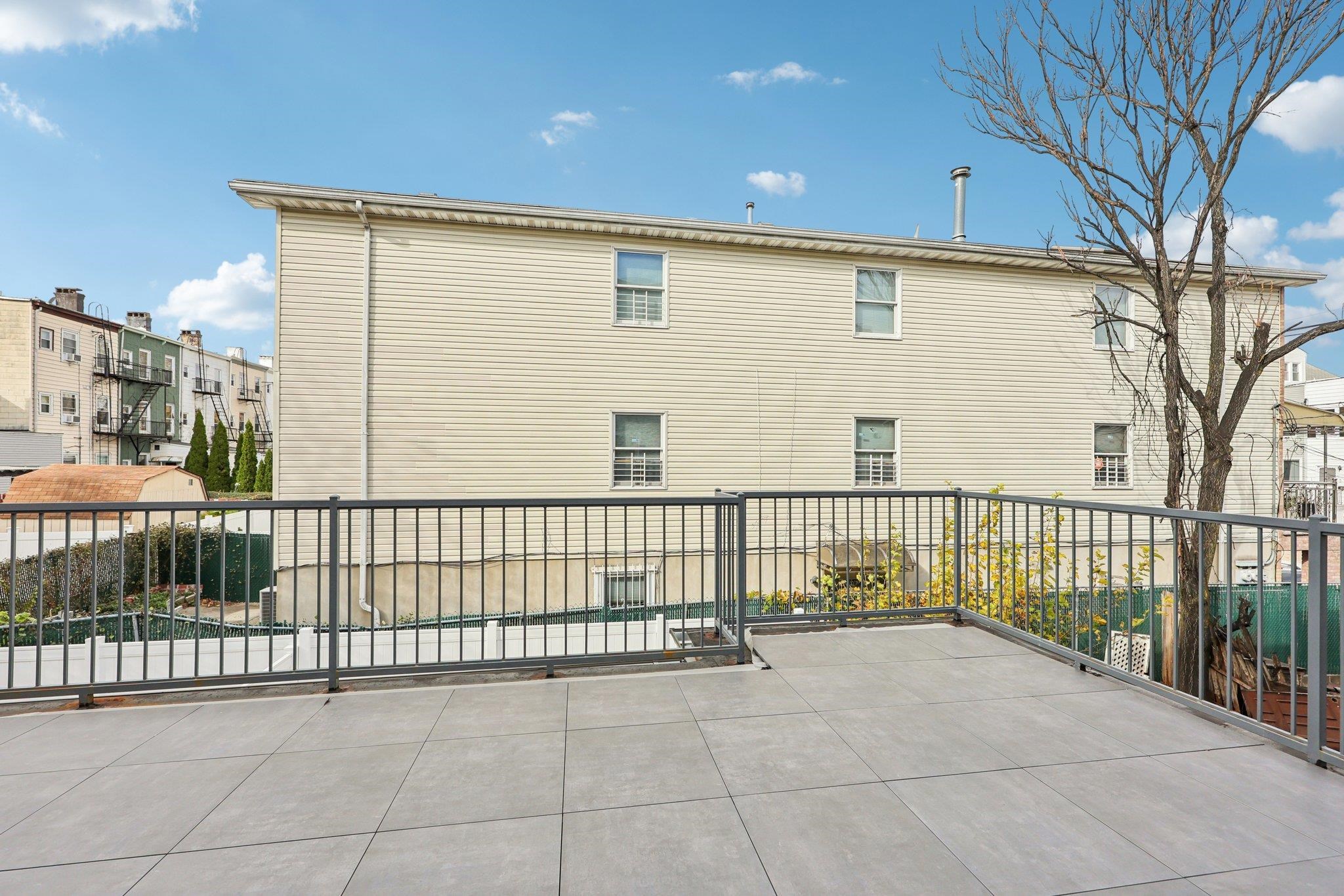 1003 SUMMIT AVE Unit: 2