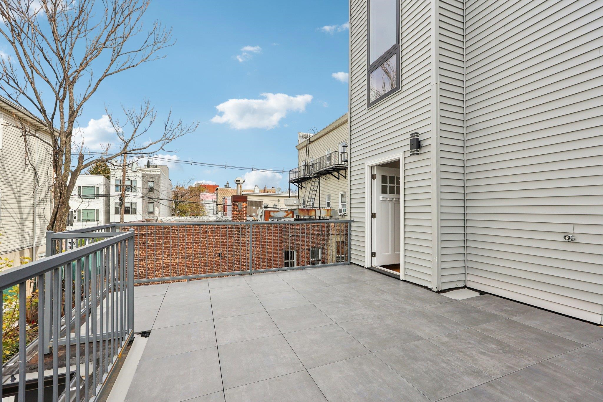 1003 SUMMIT AVE Unit: 2