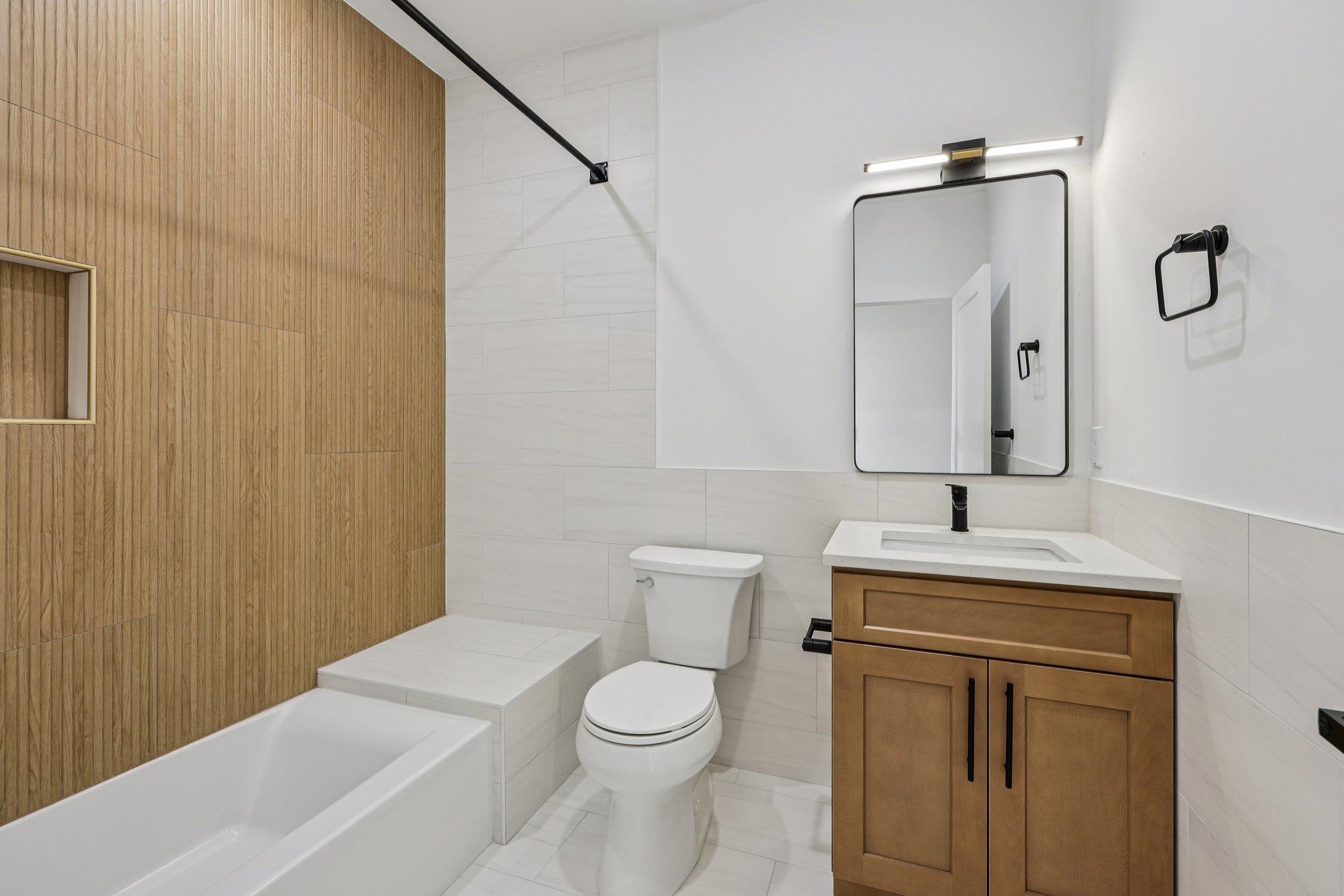 1003 SUMMIT AVE Unit: 2