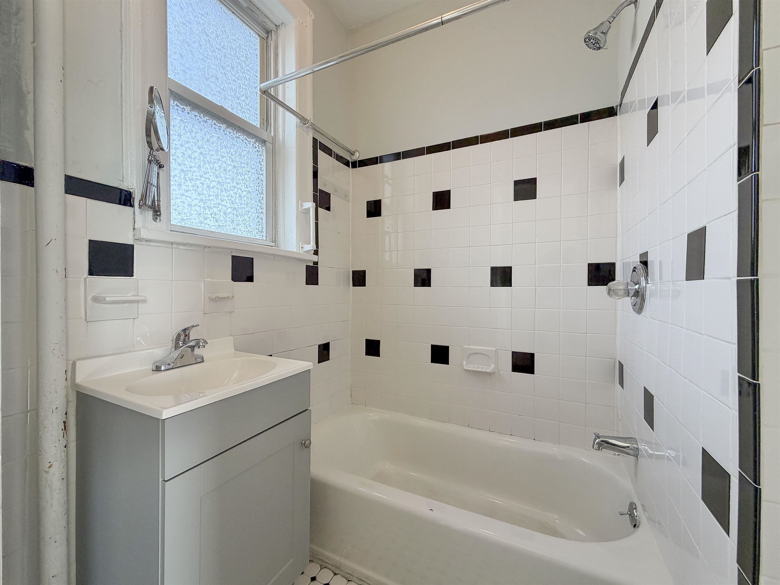 581 59TH ST Unit: 5